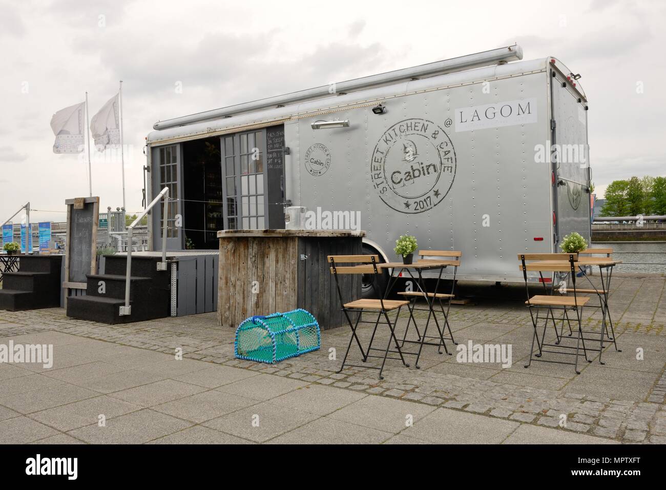 Ein Lagom Küche, Straße Küche und Café Kabine mit Tischen und Stühlen im Pacific Quay in Glasgow, Schottland, Großbritannien Stockfoto