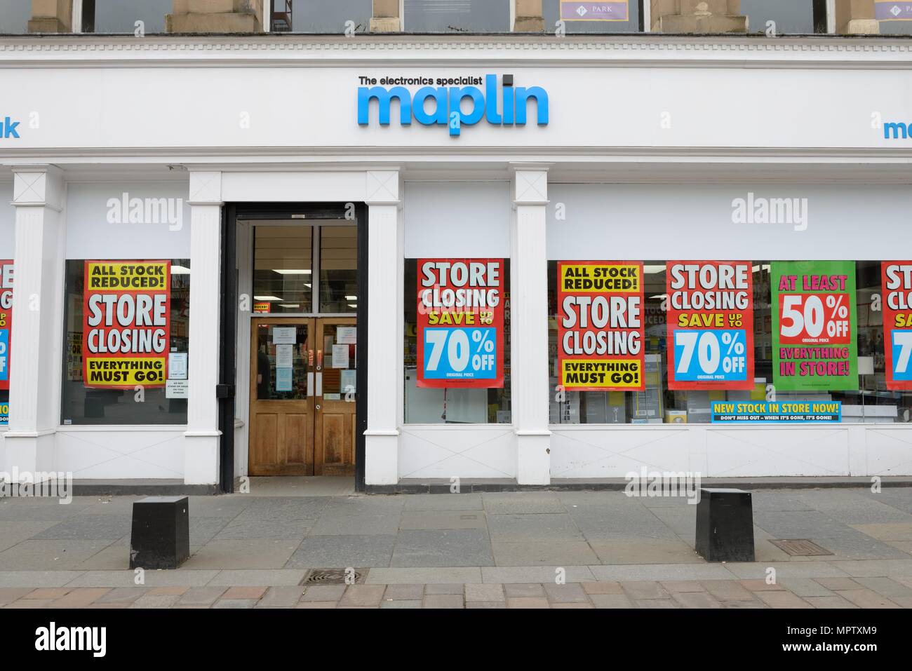 Maplins elektronik Fachgeschäft, die Tore schließen" Reduzierung Plakate im Schaufenster in St Enoch Square, Glasgow, Schottland, Großbritannien Stockfoto