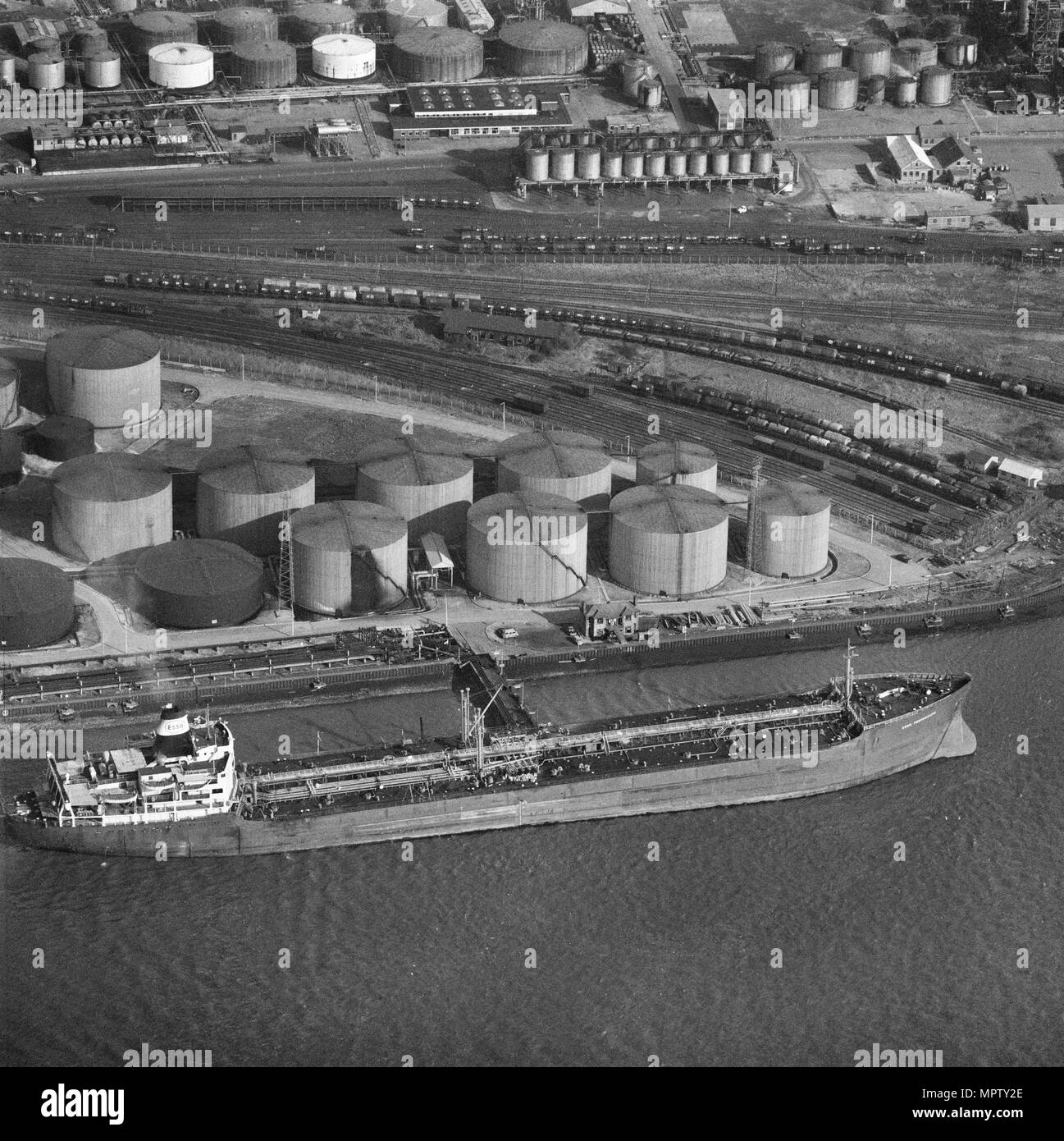 Tankwagen "Esso Portsmouth bei Shell Haven Ölraffinerie, Thames Haven, Thurrock, Essex, 1967. Artist: Aerofilms. Stockfoto