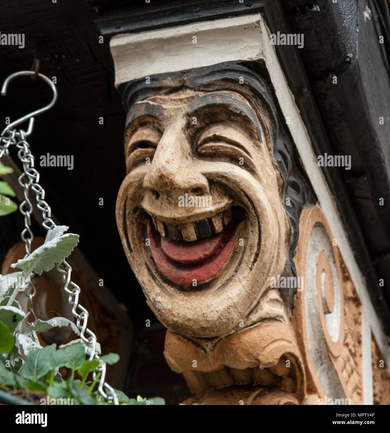 Malte corbel Halterung auf der Station Public House, den Broadway, Stoneleigh, Ewell, Surrey, 2014. Artist: Derek Kendall. Stockfoto