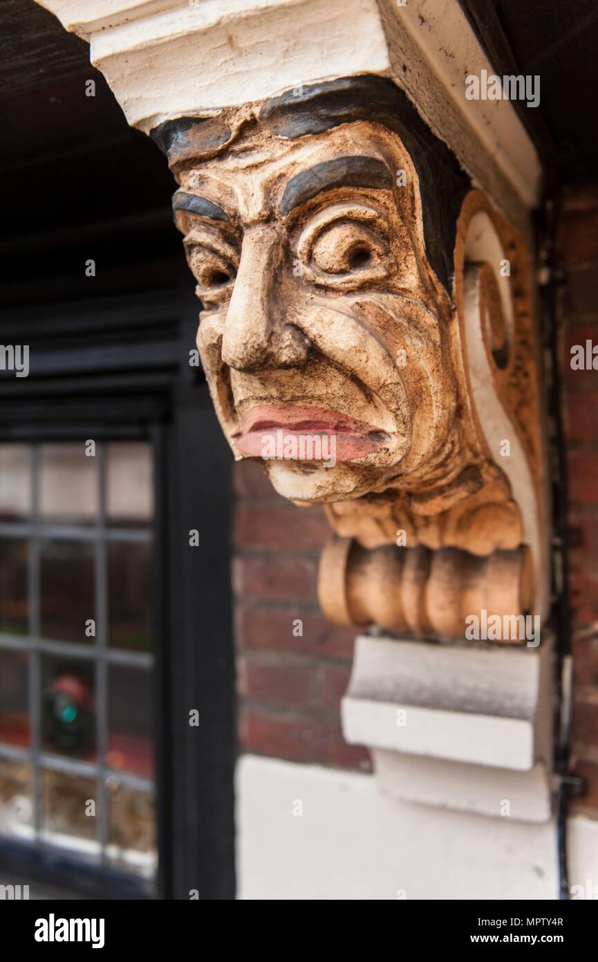 Malte corbel Halterung auf der Station Public House, den Broadway, Stoneleigh, Ewell, Surrey, 2014. Artist: Derek Kendall. Stockfoto