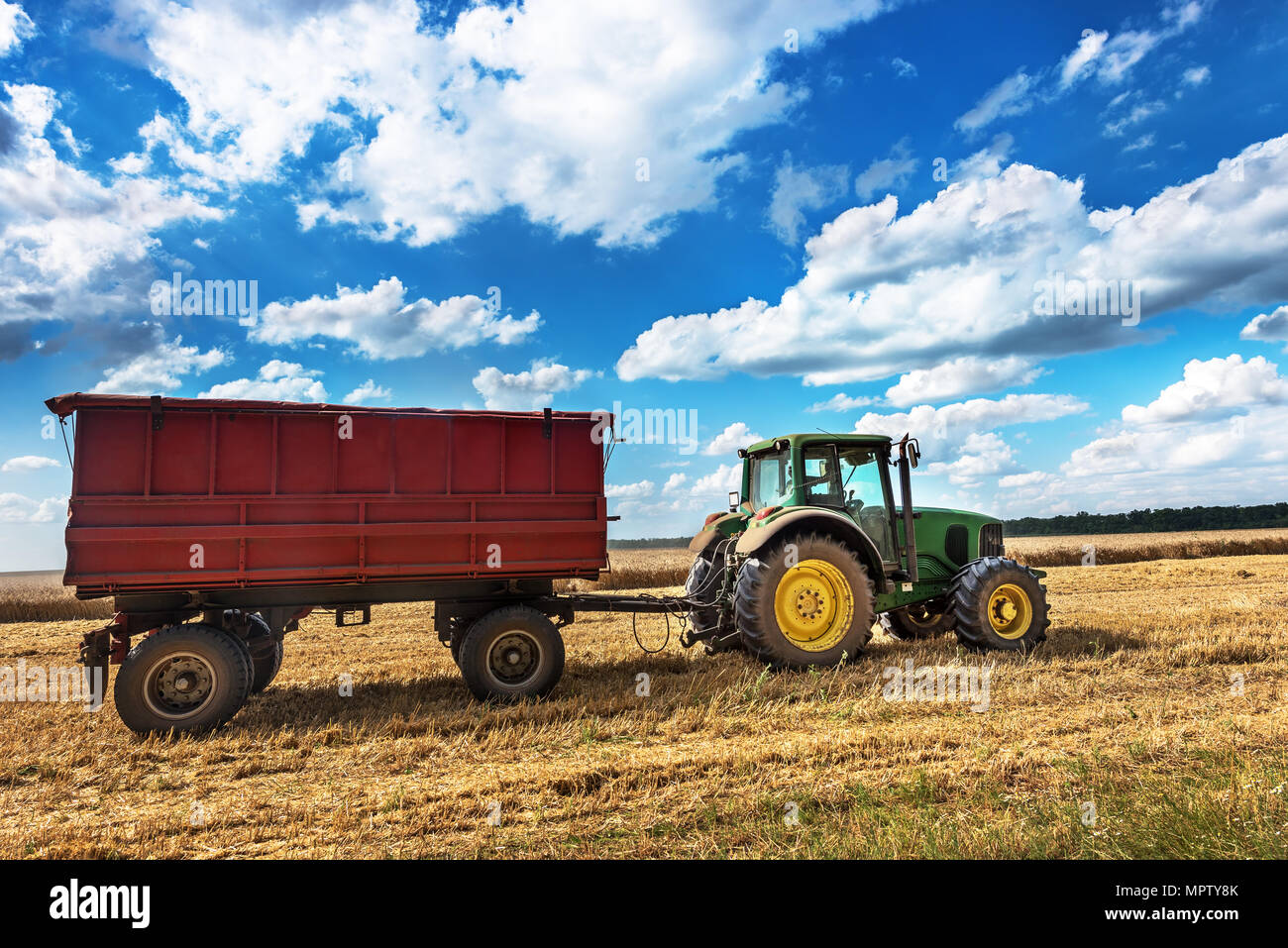 Dobritsch, Bulgarien - Juli 08: Moderne John Deere Traktor auf dem Feld in der Nähe der Stadt Dobrich, grünen Traktor auf den landwirtschaftlichen Bereich an sonnigen Sommertagen Stockfoto
