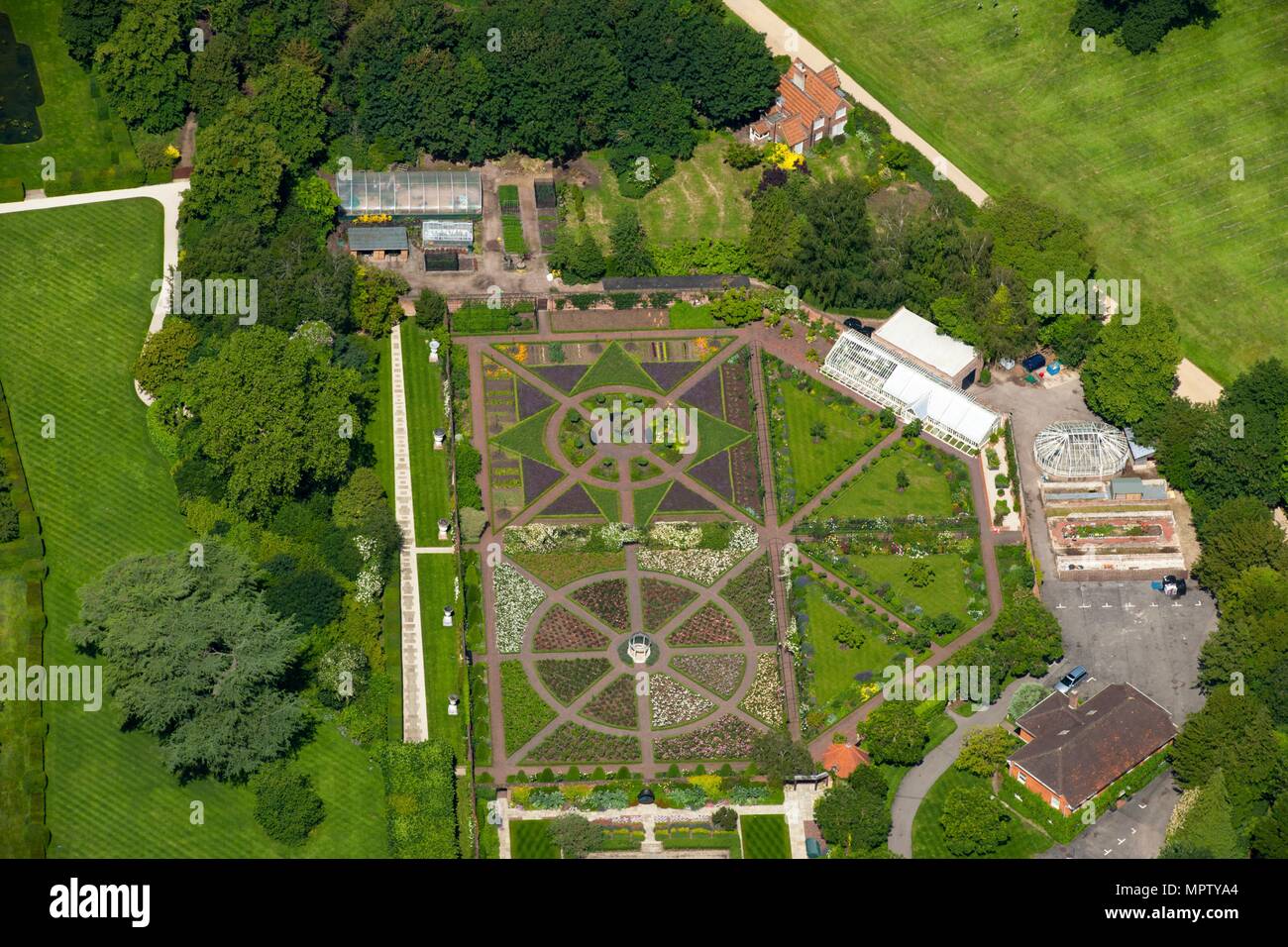 Luftaufnahme von formalen Gärten im Sutton Park, Surrey, 2014. Artist: Damian Grady. Stockfoto