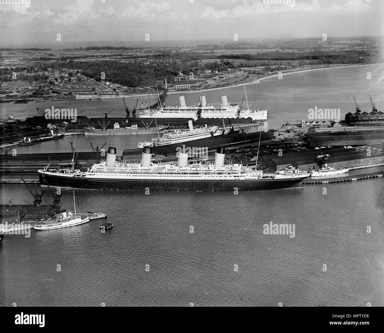 Die RMS 'Olympic' in White Star Dock 44, Southampton, Hampshire, 1933. Artist: Aerofilms. Stockfoto