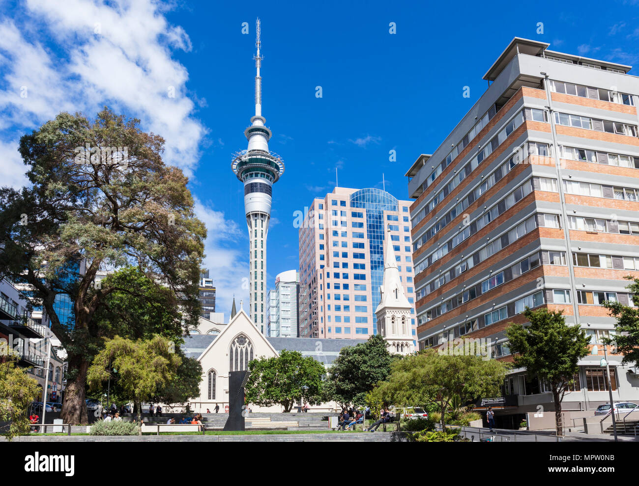 Neuseeland Auckland New Zealand North Island Auckland Sky Tower und der Kathedrale des Hl. Patrick und St. Joseph die Stadt Auckland Neuseeland nz Stockfoto