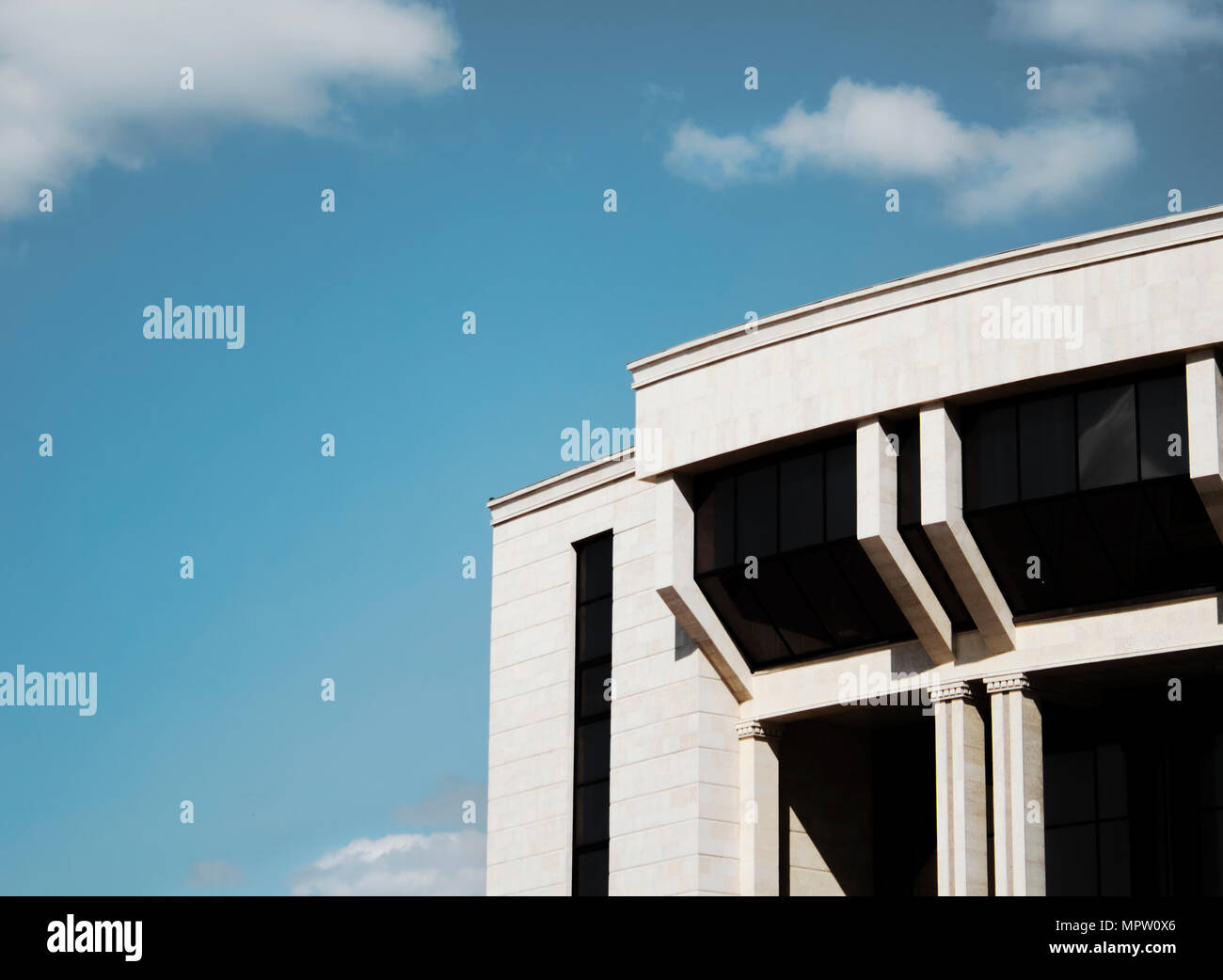Zeitgenössische Architektur. Gebäude und Sky. Gebäude. Modernes Gebäude. Gebäude Hintergrund. Architektonischen Hintergrund. Architektur. Stockfoto