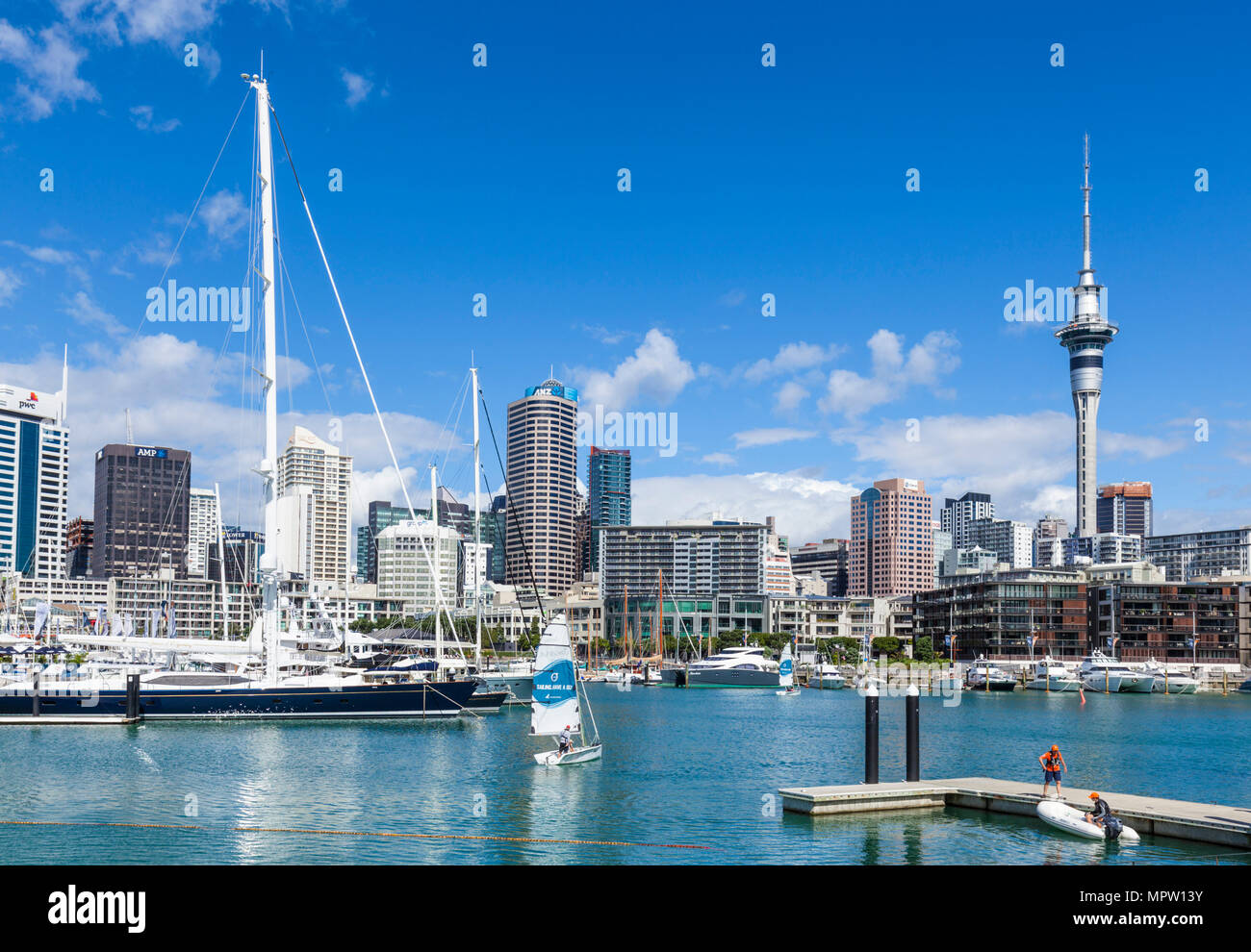 Neuseeland Auckland New Zealand North Island Auckland Sky Tower hinter Viaduct Harbour, Auckland New Zealand North Island waterfront Bereich nz Stockfoto
