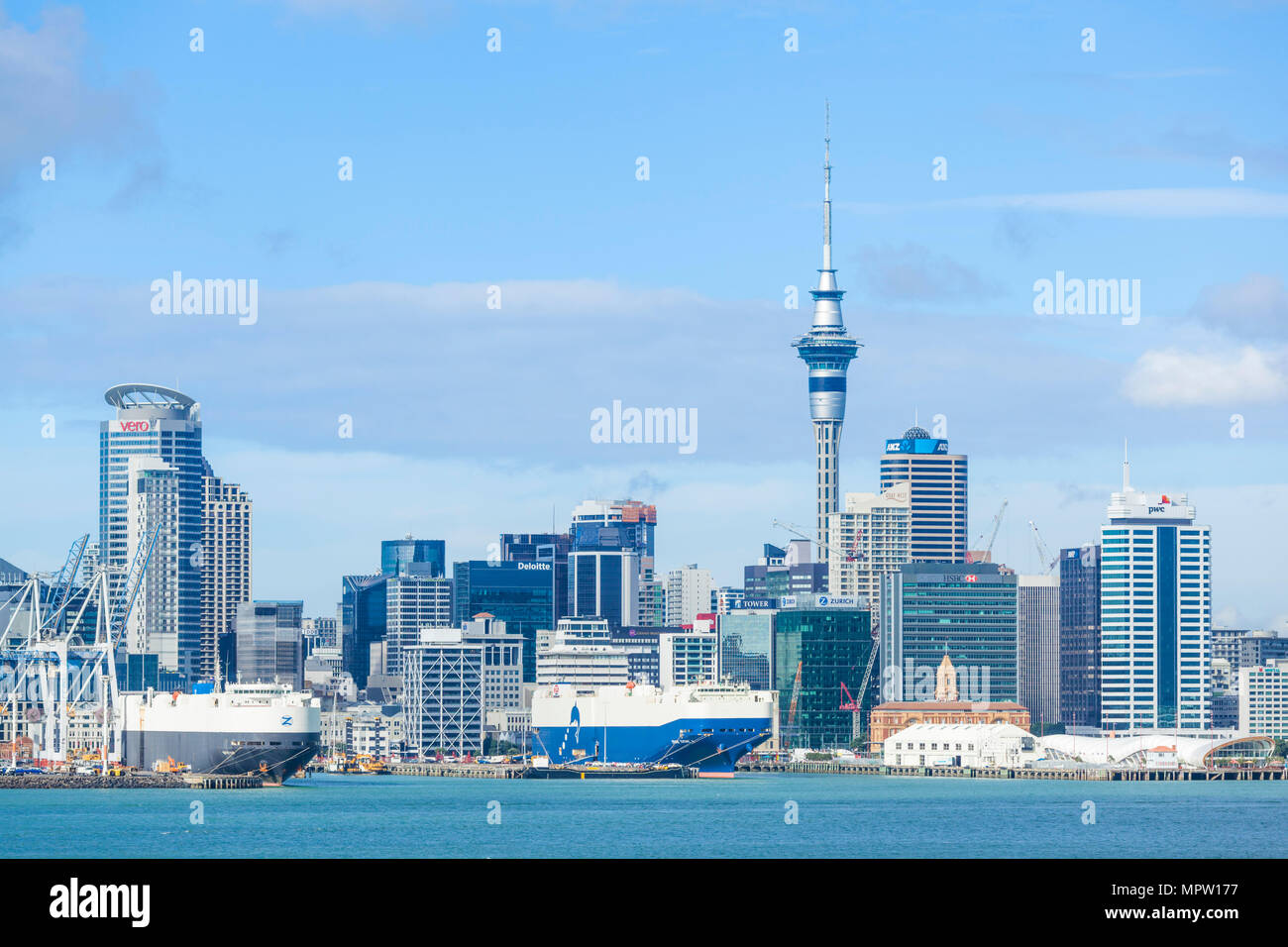 New Zealand Auckland New Zealand North Island Auckland skyline Waitemata Hafen cbd Sky Tower und der Werft Gegend der Waterfront Auckland, NZ Stockfoto