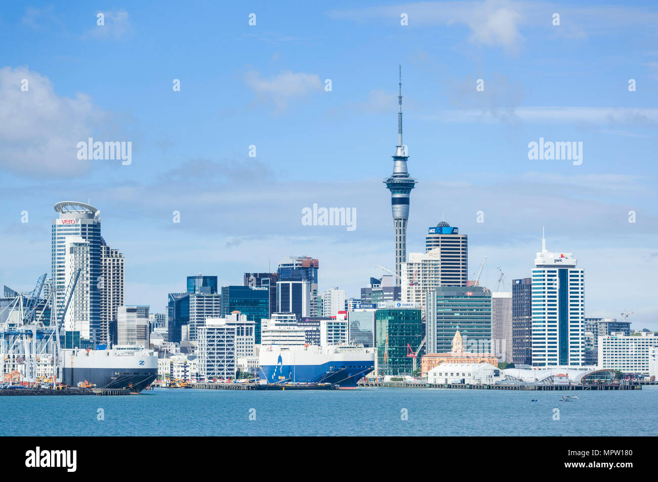 Neuseeland Auckland New Zealand North Island Auckland skyline Waitemata Hafen Panorama von cbd Sky Tower und der Werft Gegend der Waterfront Auckland Stockfoto