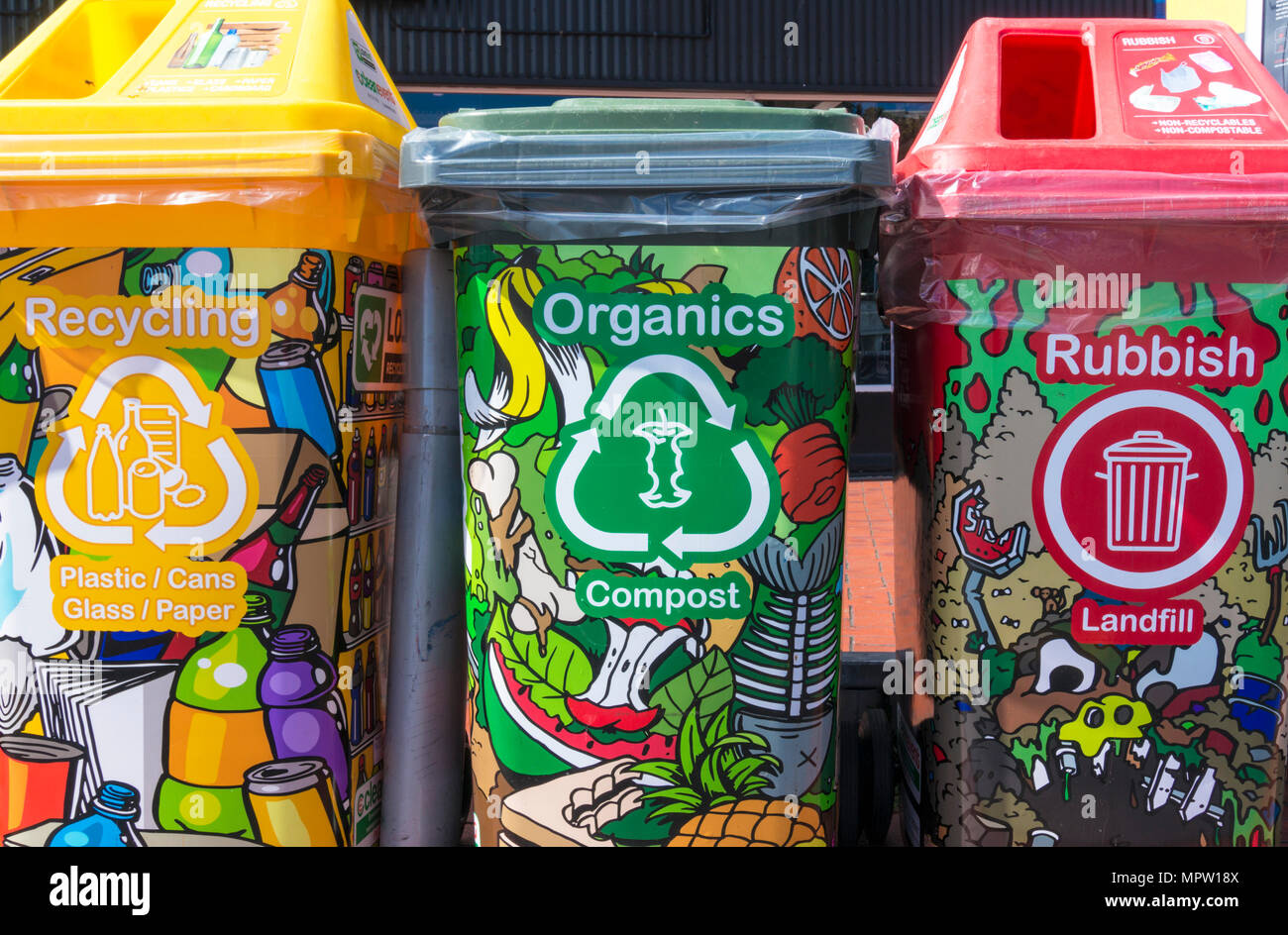 Farbenfroh eingerichtete helle Auffällige recycling Bins in einer Zeile in einem Stadtzentrum Stockfoto
