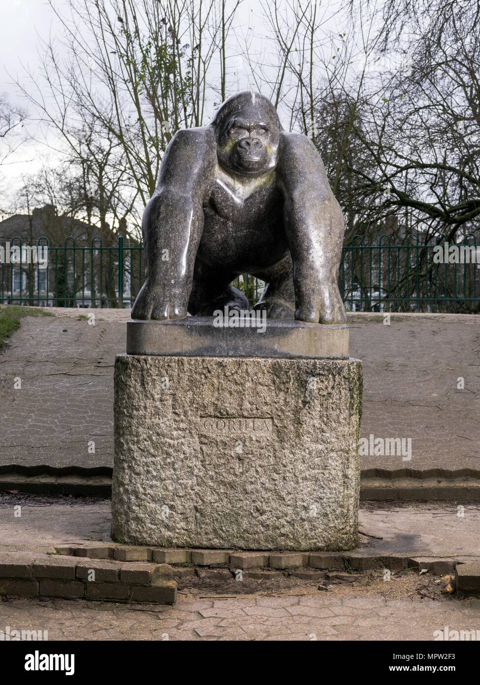" Kerl der Gorilla', Skulptur von David Wynne, Crystal Palace Park, Sydenham, London, 2016. Artist: Chris Redgrave. Stockfoto