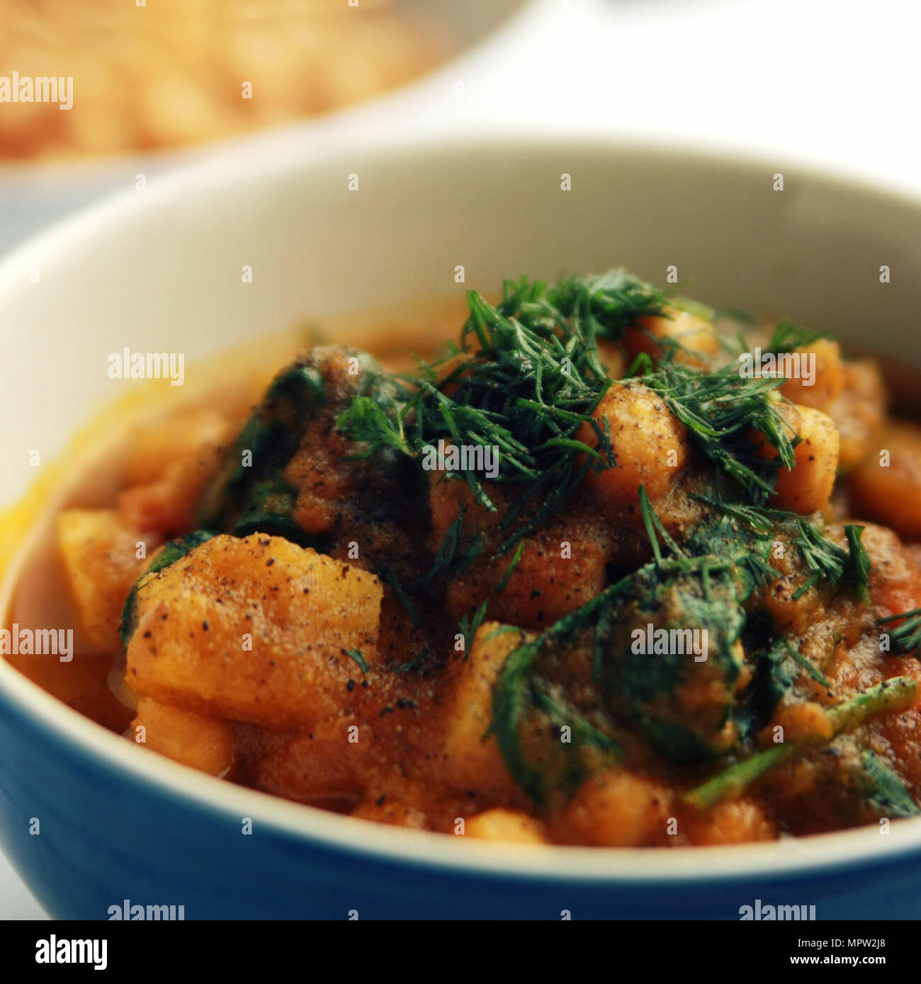 Einfache Gemüsesuppe. Europäische Küche. Kichererbsen, Kartoffeln und Karotten. Ökologische Lebensmittel. Vegane Gerichte. Vegetarisches Mittagessen. Getönten Foto. Stockfoto