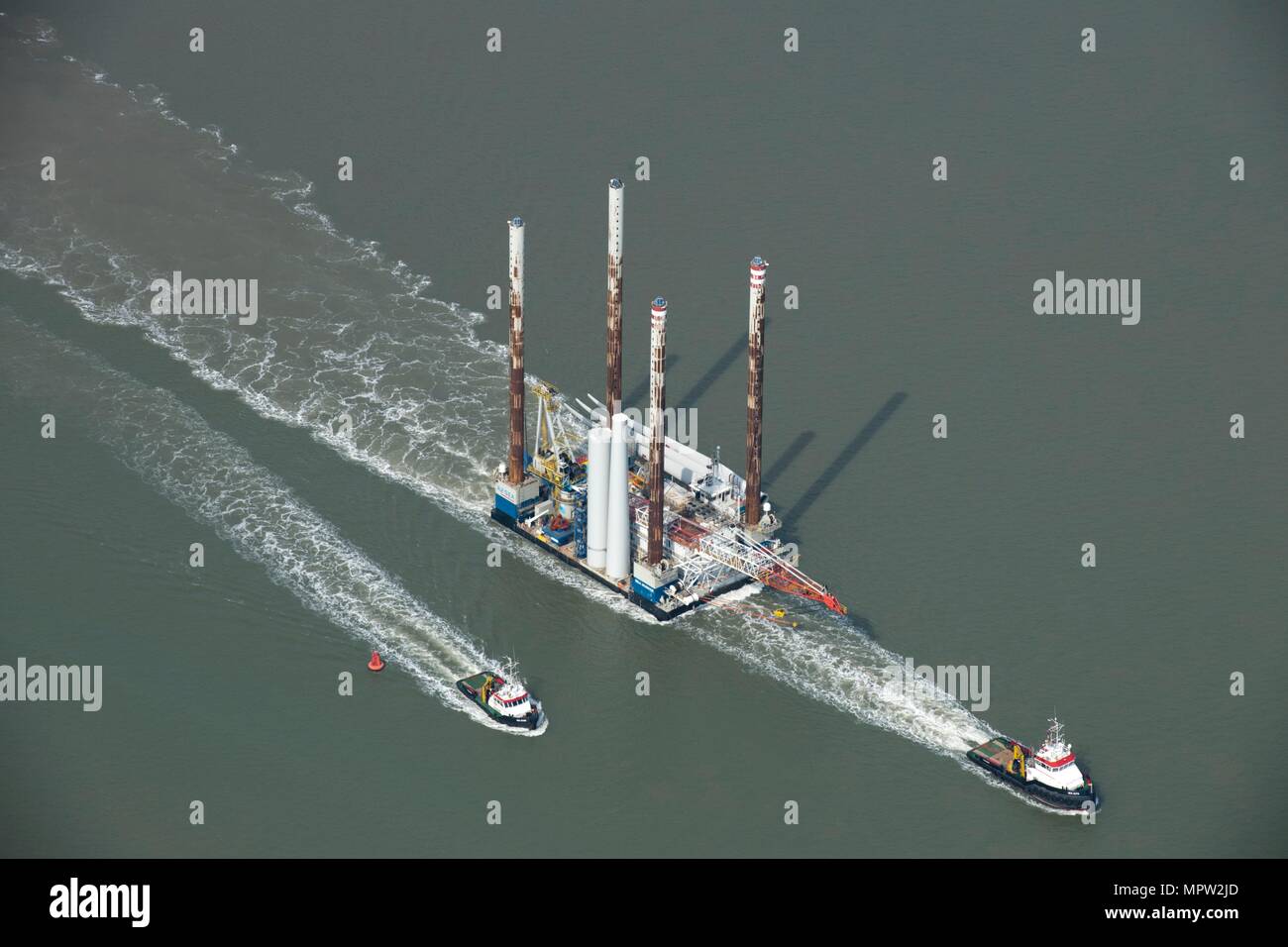 Windpark bau Schiff auf dem Weg zu einer Baustelle, Harwich Hafen, Suffolk, c 2010 s (?). Artist: Damian Grady. Stockfoto