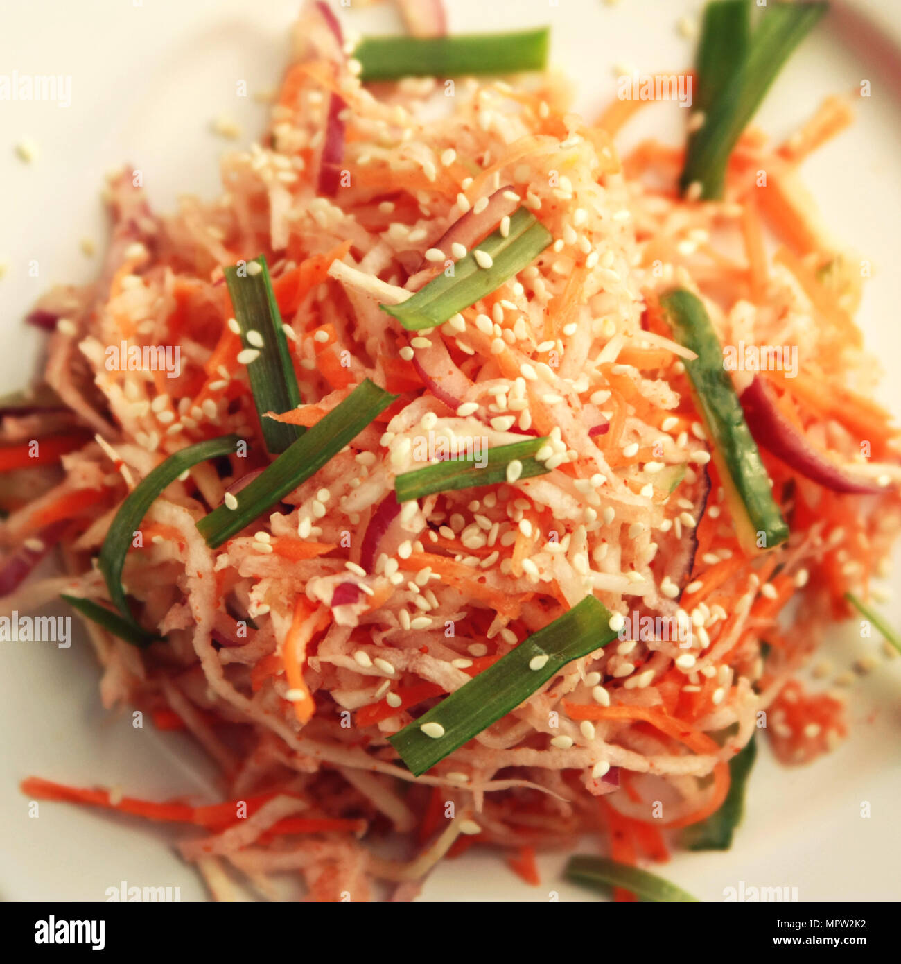 Vegan Salat mit Karotten und Rettich. Ansicht von oben. Asiatische Küche. Gesunde vegane Vorspeise auf die runde Platte. Beilage. Vegetarisches Gericht. Getönten square phot Stockfoto