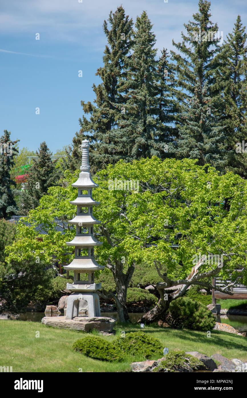 Glockenturm Nikka Yuko Japanischen Garten in Lethbridge, Alberta, eröffnet im Jahr 1967. Alle Komponenten wurden in Kyoto, Japan gebaut und zusammengesetzt in der Garde Stockfoto