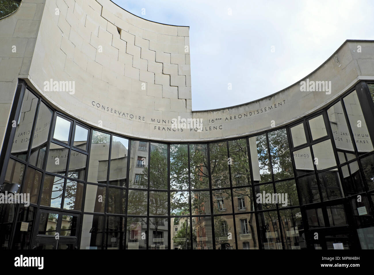 Conservatoire Municipal du 16 eme Francis Poulenc Außenansicht von Gebäudefassade in Paris Frankreich KATHY DEWITT Stockfoto