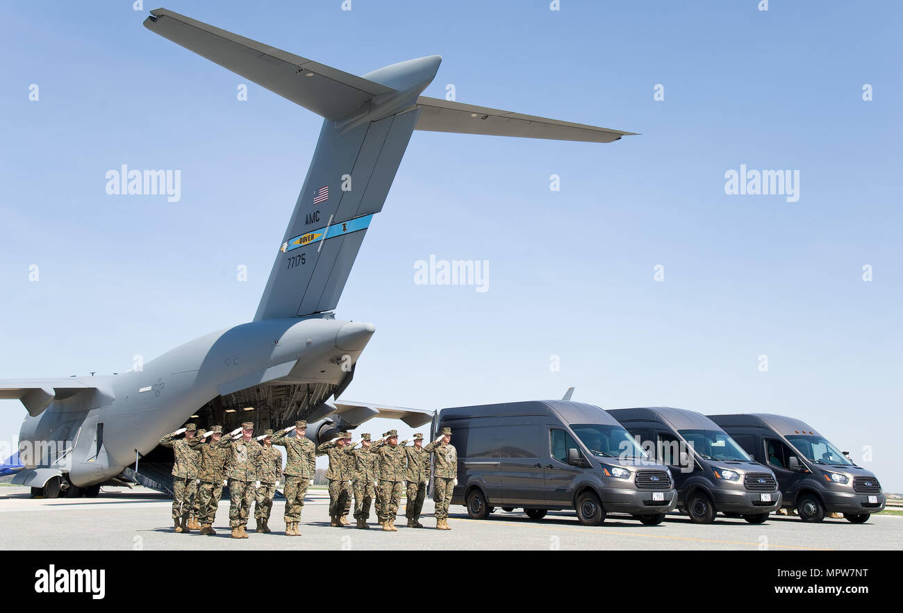 US-Marines einen letzten Gruß zu rendern, da die Türen der Leichenhalle Transferfahrzeuge in gefaltet Flagge 2017 April 11, 2017, auf der Dover Air Force Base, Del. geschlossen sind Die Marines nahmen an der Gemeinschaftsdienst-Übung, die Fähigkeit der Air Force Leichenhalle Angelegenheiten Operationen zur Reaktion auf ein mass Casualty Vorfall getestet. (Foto: Roland Balik US Air Force) Stockfoto