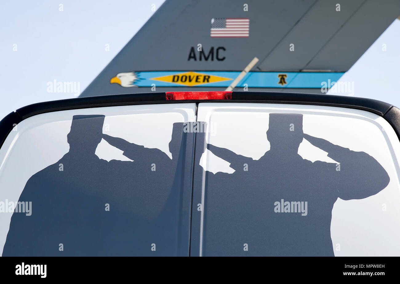 Eine Luftwaffe Leichenhalle Angelegenheiten Operations Public Affairs van geparkt ist mit Blick auf den Schwanz einer C-17 Globemaster III während der Gefalteten Flag 2017 Mass Casualty übung April 11, 2017, auf Dover Air Force Base, Del Public Affairs broadcast Journalisten aus AFMAO und der 436Th Airlift Wing, sowie 436Th AW PA Fotojournalisten in einem gemeinsamen Service Mass Casualty Training durch Dokumentation 12 simulierten würdige Transfers beteiligt. Stockfoto