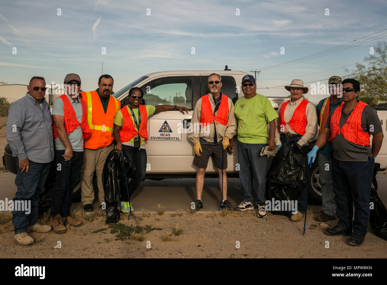 Freiwillige aus der Marine Corps Air Station Yuma Environmental Department beteiligte sich an der am Straßenrand Bereinigung des Palo Verde Street, Montag, 17. April 2017 als Teil ihrer Earth Week Events. MCAS Yuma angenommen diese Straße vor 17 Jahren, und hat dazu beigetragen, es zu halten es jedes Jahr zu reinigen. (U.S. Marine Corps Foto von Lance Cpl. Isaac D. Martinez/freigegeben) Stockfoto