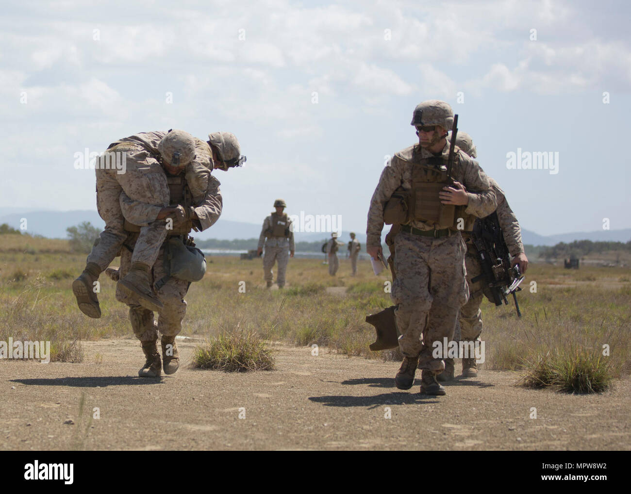 Us-Marines mit 3Rd Battalion, 2nd Marine Regiment, 2d Marine Division (2d MARDIV) Durchführung von Patrouillen Übungen an Hicacal Rang Training Service am U.S. Naval Station Guantanamo Bay auf Kuba am 11. April 2017. CBAF, Kontinental-USA Alert Kraft beruht, ist ein Programm, das eine skalierbare und leistungsfähige Detail auf Notfälle auf der ganzen Welt in Verbindung mit anderen Einheiten innerhalb von 96 Stunden zu reagieren. Stockfoto