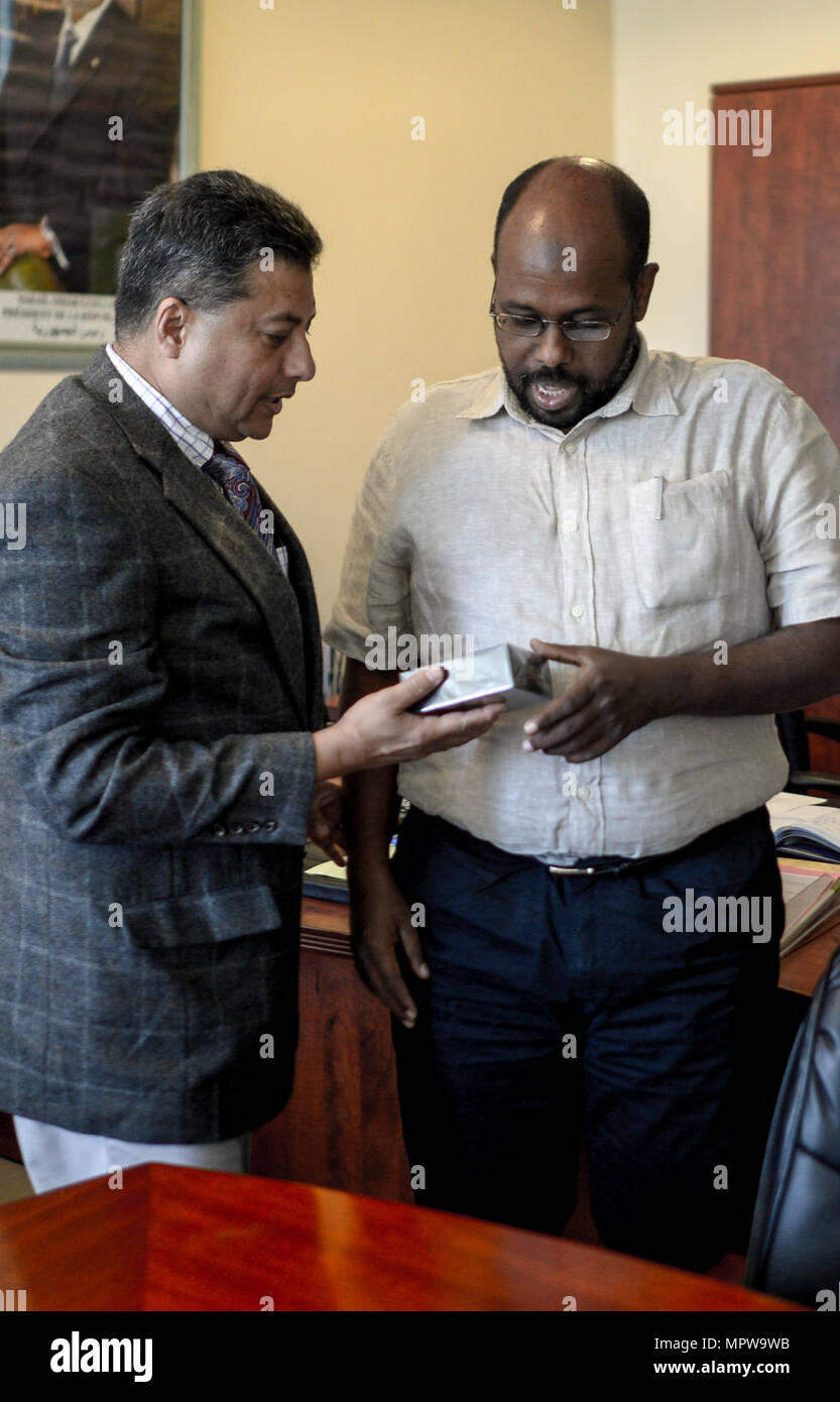 U.S. Navy Cmdr. Abuhena Saifulislam, stellvertretender Befehl Kaplan für US Africa Command, trifft sich mit Mohamed Houssein Doualeh, stellvertretender Minister von Dschibuti der muslimischen Angelegenheiten & gemeinnützige Vermögenswerte in der Innenstadt von Dschibuti Stadt, 11. April 2017. Regelmäßige Engagements mit muslimischen Führern in Dschibuti und benachbarten Ländern hilft, positive Beziehungen zwischen den USA und islamischen Gemeinschaften in Ostafrika zu fördern. Stockfoto