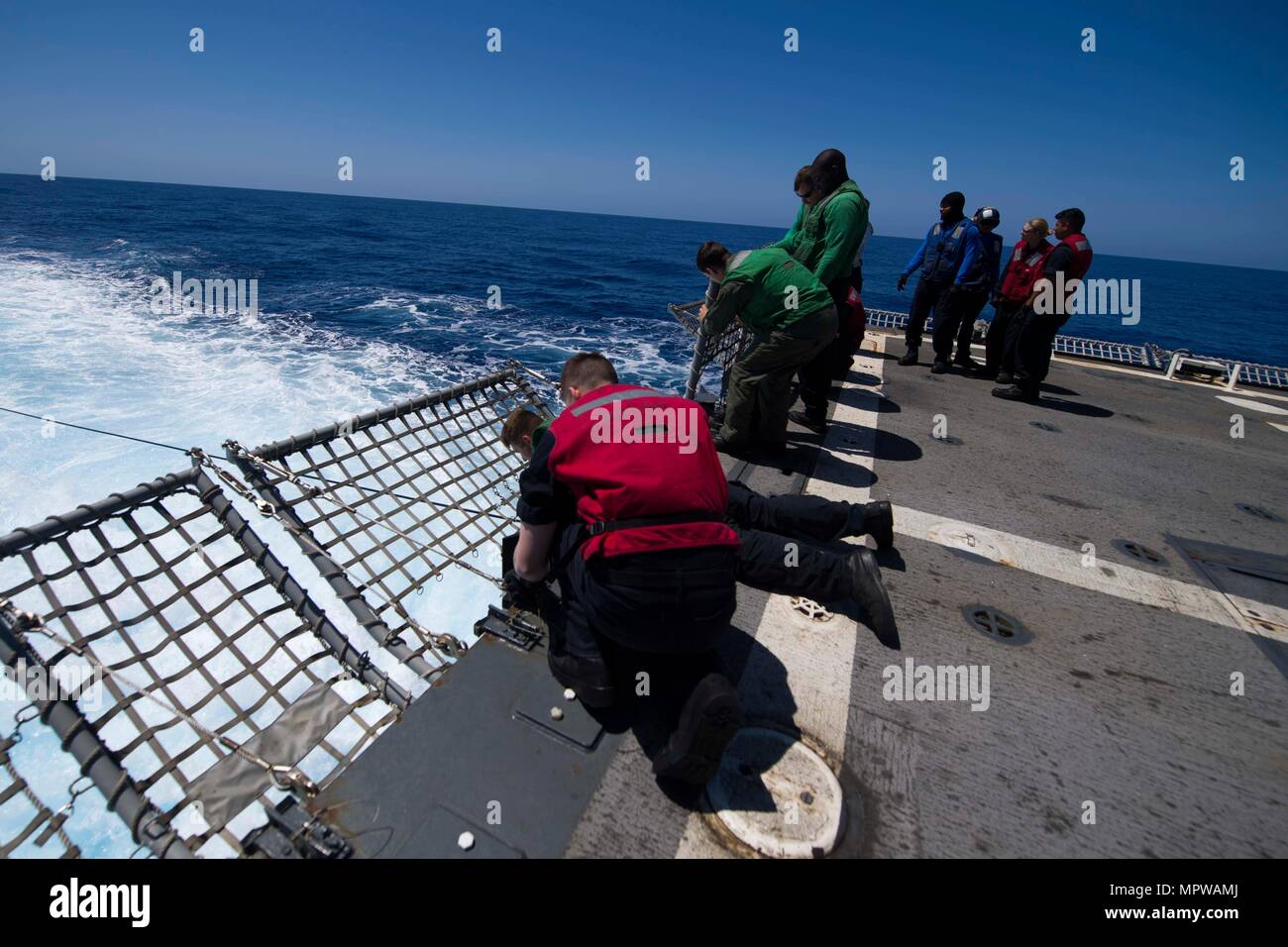 170417-N-BY095-0011 Pazifik (17. April 2017) Seeleute an Bord der Arleigh-Burke-Klasse geführte Flugkörper Zerstörer USS Shoup (DDG 86) unteren Flugdeck Sicherheitsnetze wie das Schiff für den Flugbetrieb während im Gange für eine zusammengesetzte Einheit Übung (COMPTUEX) mit der Nimitz Carrier Strike Group in Vorbereitung auf eine bevorstehende Bereitstellung bereitet. COMPTUEX testet die Mission Bereitschaft der aktiven Streik durch simulierte reale Szenarien und ihre Leistungsfähigkeit als integrierte Einheit. (Foto: U.S. Navy Mass Communication Specialist 3. Klasse Maria I. Alvarez/freigegeben) Stockfoto