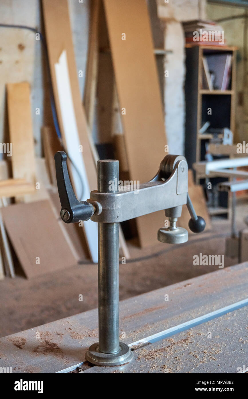 Tischlerei. Tischsägespanner in der Werkstatt. Nahaufnahme Stockfoto