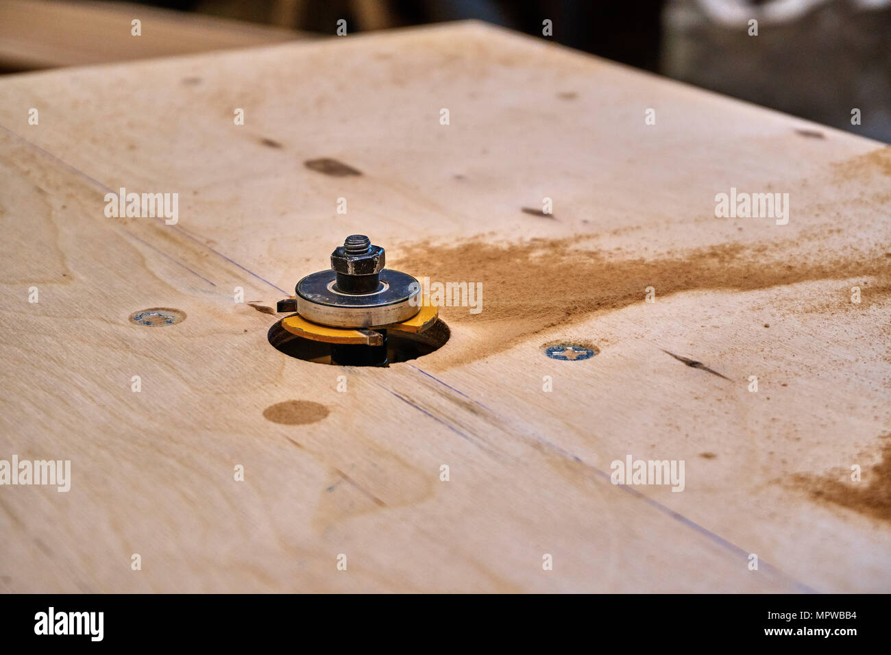 Tischlerei. Tisch des Tischrouter in der Nähe der Werkstatt Stockfoto