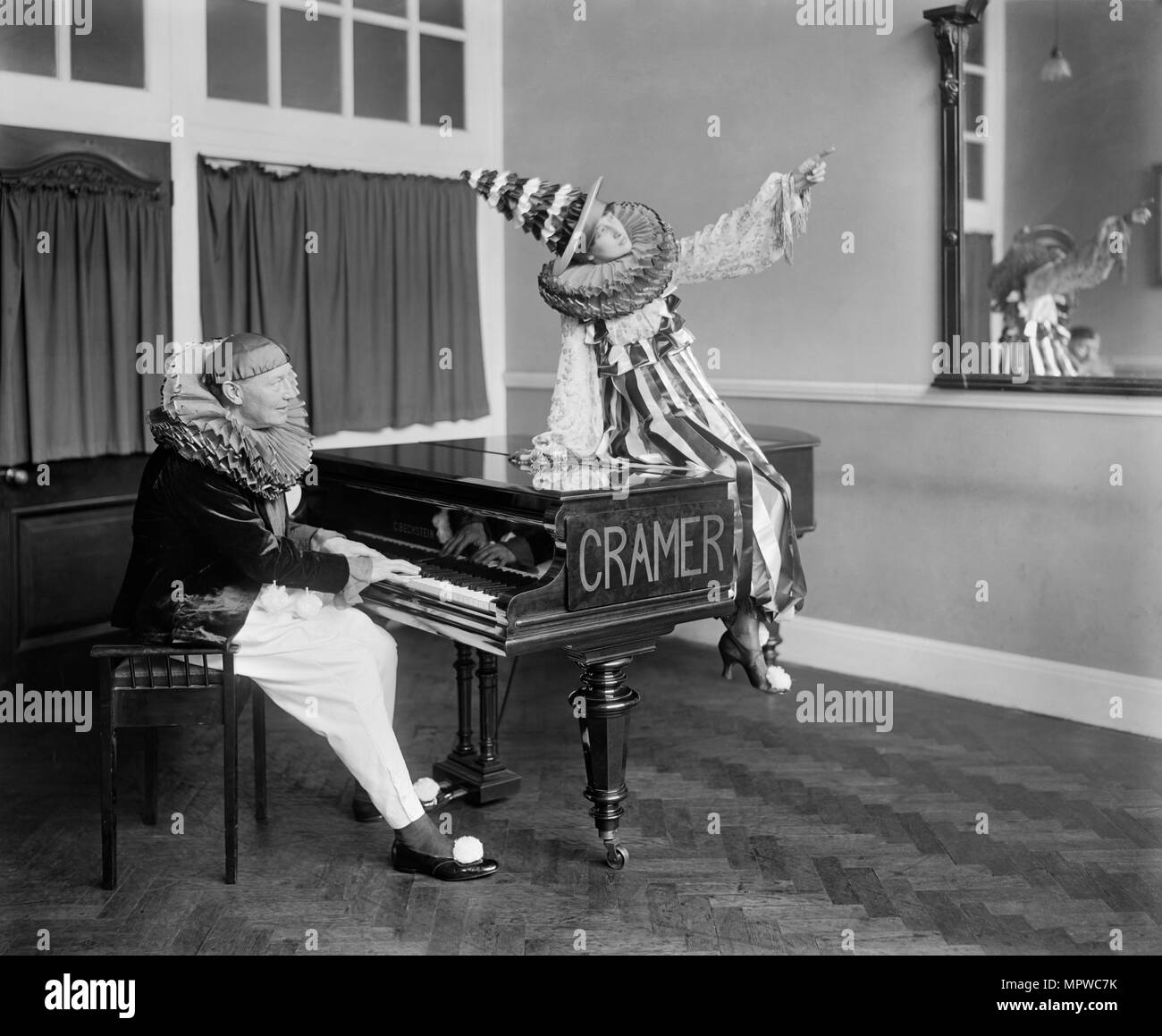 Zwei Pierrot clowns Durchführen einer Routine mit einem Klavier, 1917. Artist: Bedford Lemere und Unternehmen. Stockfoto
