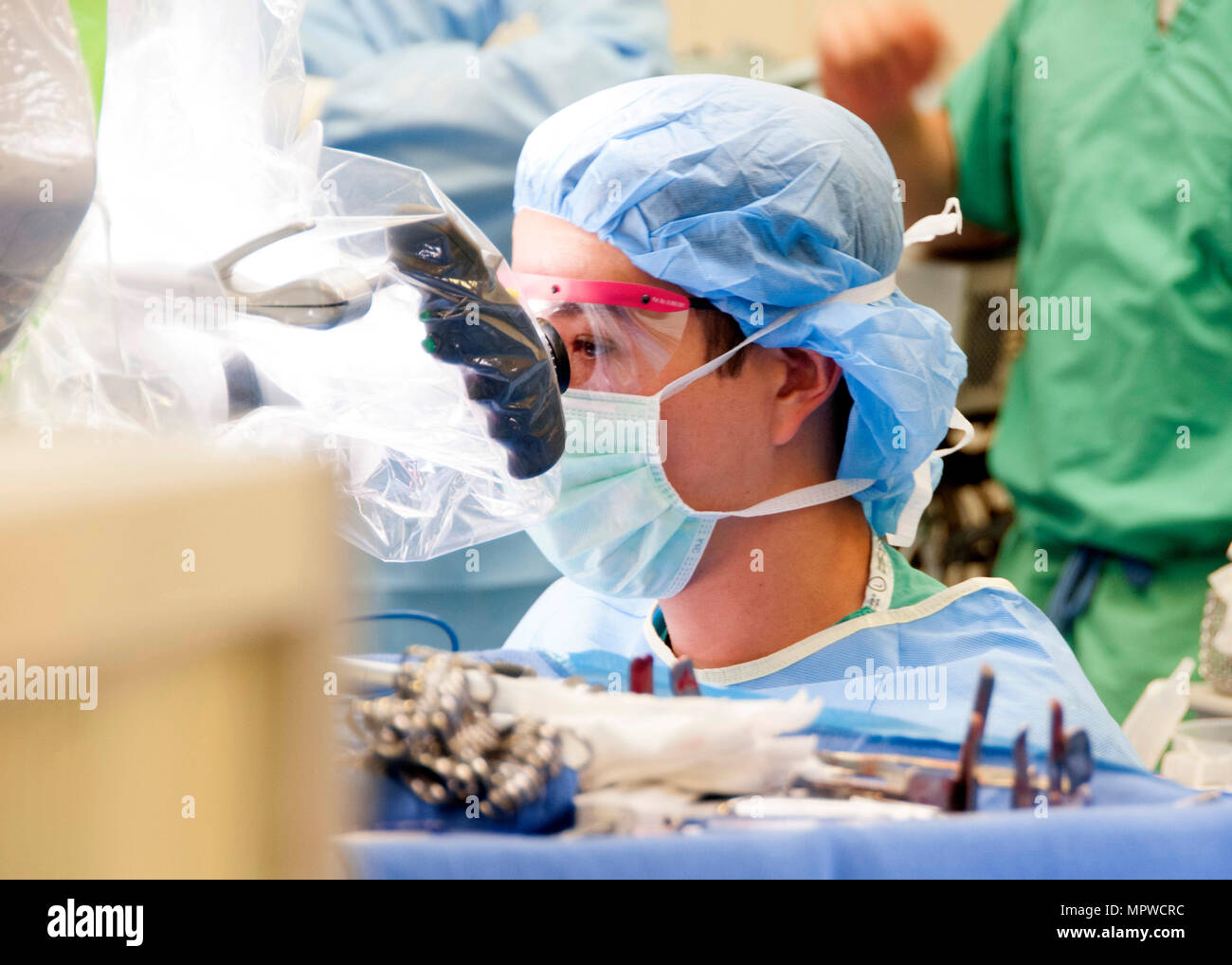 Oberstleutnant Owen Johnson III (links), Chief, Plastische und Rekonstruktive Chirurgie, William Beaumont Army Medical Center, nutzt ein Mikroskop während einer Mikrovaskulären Transplantation oder "freien Klappe "Chirurgie als Teil der WBAMC die rekonstruktive Mikrochirurgie Programm, April 17. Rekonstruktive Mikrochirurgie ist eine neue Praxis zu Wbamc und umfasst die autologe Übertragung von Gewebe, Nerven und Knochen zu Trauma, Krebs oder Geburt - Ähnliche defekte Bereiche von Patienten, die Wiederherstellung der Funktion des betroffenen Bereichs. Stockfoto