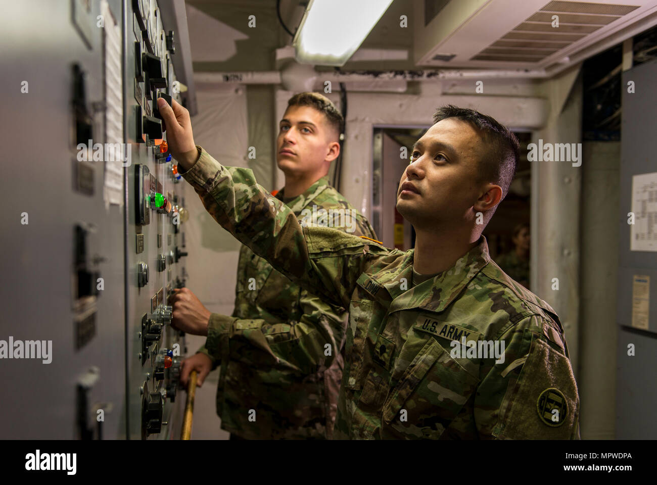 Die der 949th Transportation Company zugeordneten Maschinenführer und Ingenieure der United States Army Reserve sind vom 7. Bis 8. April 2017 in Baltimore, Maryland, in einem Maschinenkontrollraum an Bord eines Logistics Support-Schiffes dokumentiert. Die Einheit unterstützt Seefracht- und Ingenieurmissionen. Das Archivbild erfasst beide Soldaten im Kontrollraum des Schiffes. Stockfoto