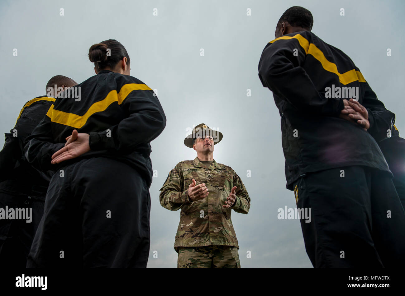 Sgt. 1. Klasse Joshua Moeller, US Army Reserve Drill Instructor und der Unteroffizier des Jahres 2016 US Armee beteiligt sich an einem Marketing-Foto-Shooting organisiert durch das Büro des Chief of Army Reserve in Fort Belvoir, Virginia, am 14. Februar, der US Army Reserve zu fördern. (Foto: US Army Reserve Master Sgt. Michel Sauret) Stockfoto