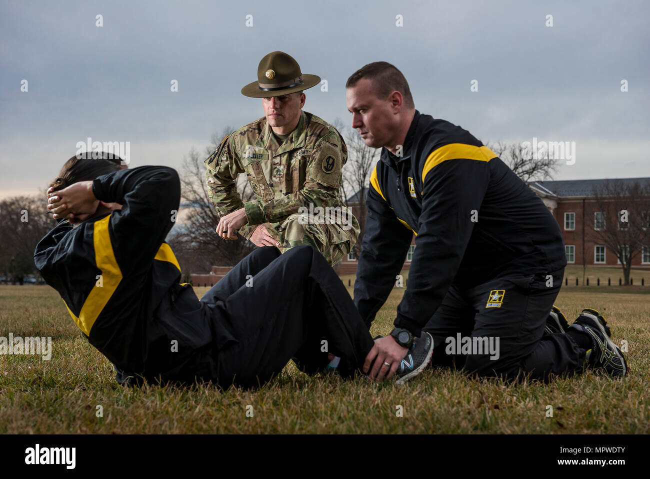 Sgt. 1. Klasse Joshua Moeller, US Army Reserve Drill Instructor und der Unteroffizier des Jahres 2016 US Armee beteiligt sich an einem Marketing-Foto-Shooting organisiert durch das Büro des Chief of Army Reserve in Fort Belvoir, Virginia, am 14. Februar, der US Army Reserve zu fördern. (Foto: US Army Reserve Master Sgt. Michel Sauret) Stockfoto