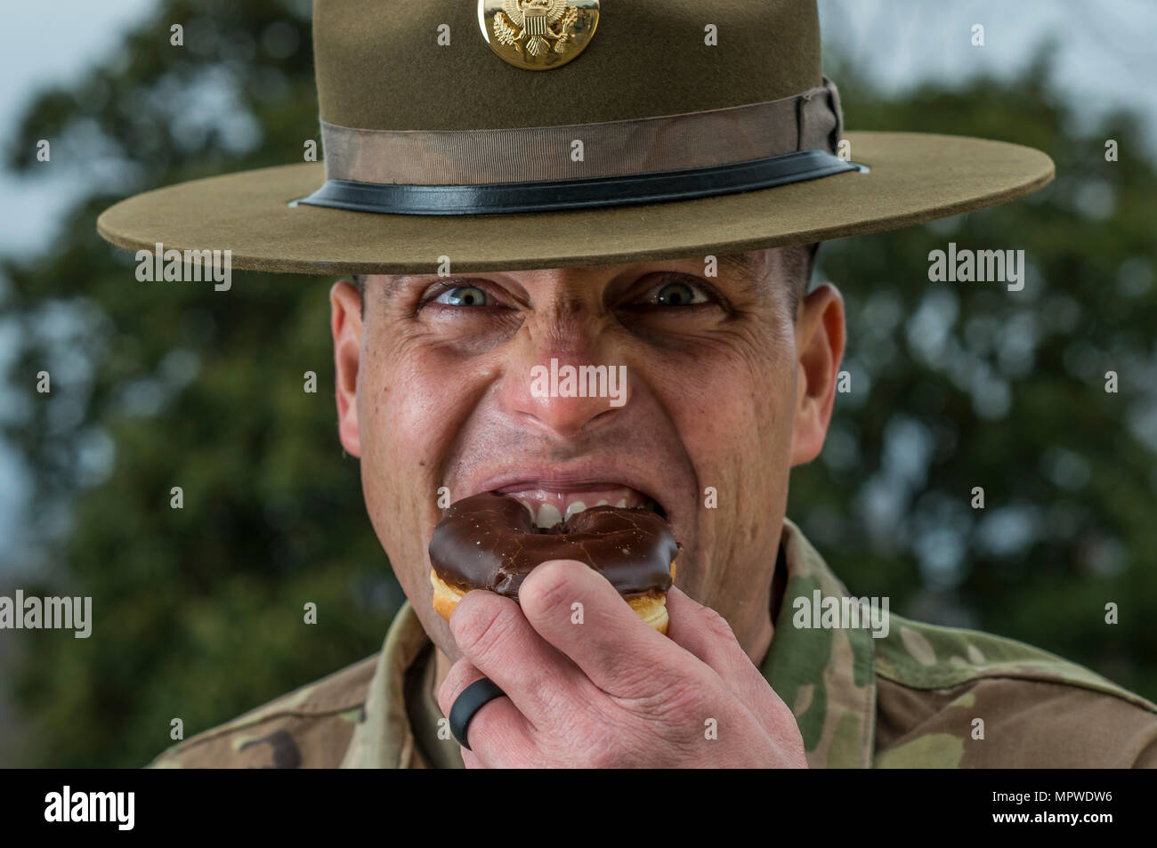 Sgt. 1. Klasse Joshua Moeller, US Army Reserve Drill Instructor und 2016 US Armee Unteroffizier des Jahres, Witze rund um durch einen Biss in einen Donut während einer Marketing-Foto-Shooting organisiert durch das Büro des Chief of Army Reserve in Fort Belvoir, Virginia, am 14. Februar, um der US Army Reserve zu fördern. (Foto: US Army Reserve Master Sgt. Michel Sauret) Stockfoto