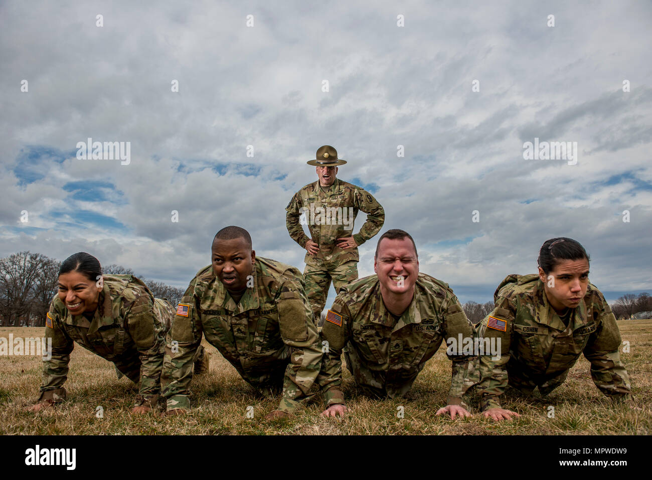 Sgt. 1. Klasse Joshua Moeller, US Army Reserve Drill Instructor und der Unteroffizier des Jahres 2016 US Armee beteiligt sich an einem Marketing-Foto-Shooting organisiert durch das Büro des Chief of Army Reserve in Fort Belvoir, Virginia, am 14. Februar, der US Army Reserve zu fördern. (Foto: US Army Reserve Master Sgt. Michel Sauret) Stockfoto