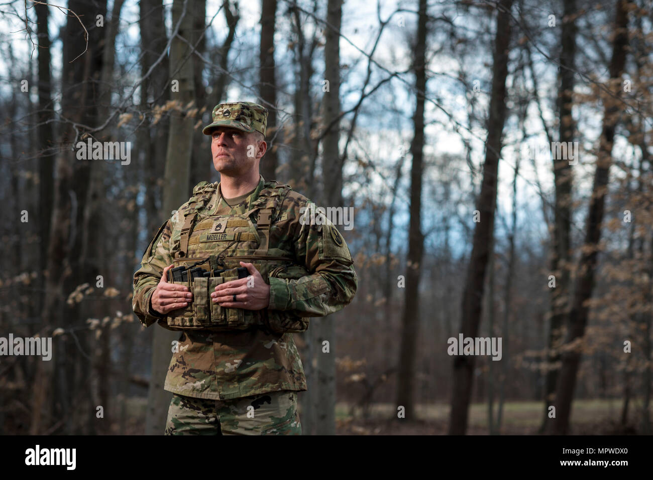 Sgt. 1. Klasse Joshua Moeller, US Army Reserve Drill Instructor und der Unteroffizier des Jahres 2016 US Armee beteiligt sich an einem Marketing-Foto-Shooting organisiert durch das Büro des Chief of Army Reserve in Fort Belvoir, Virginia, am 14. Februar, der US Army Reserve zu fördern. (Foto: US Army Reserve Master Sgt. Michel Sauret) Stockfoto