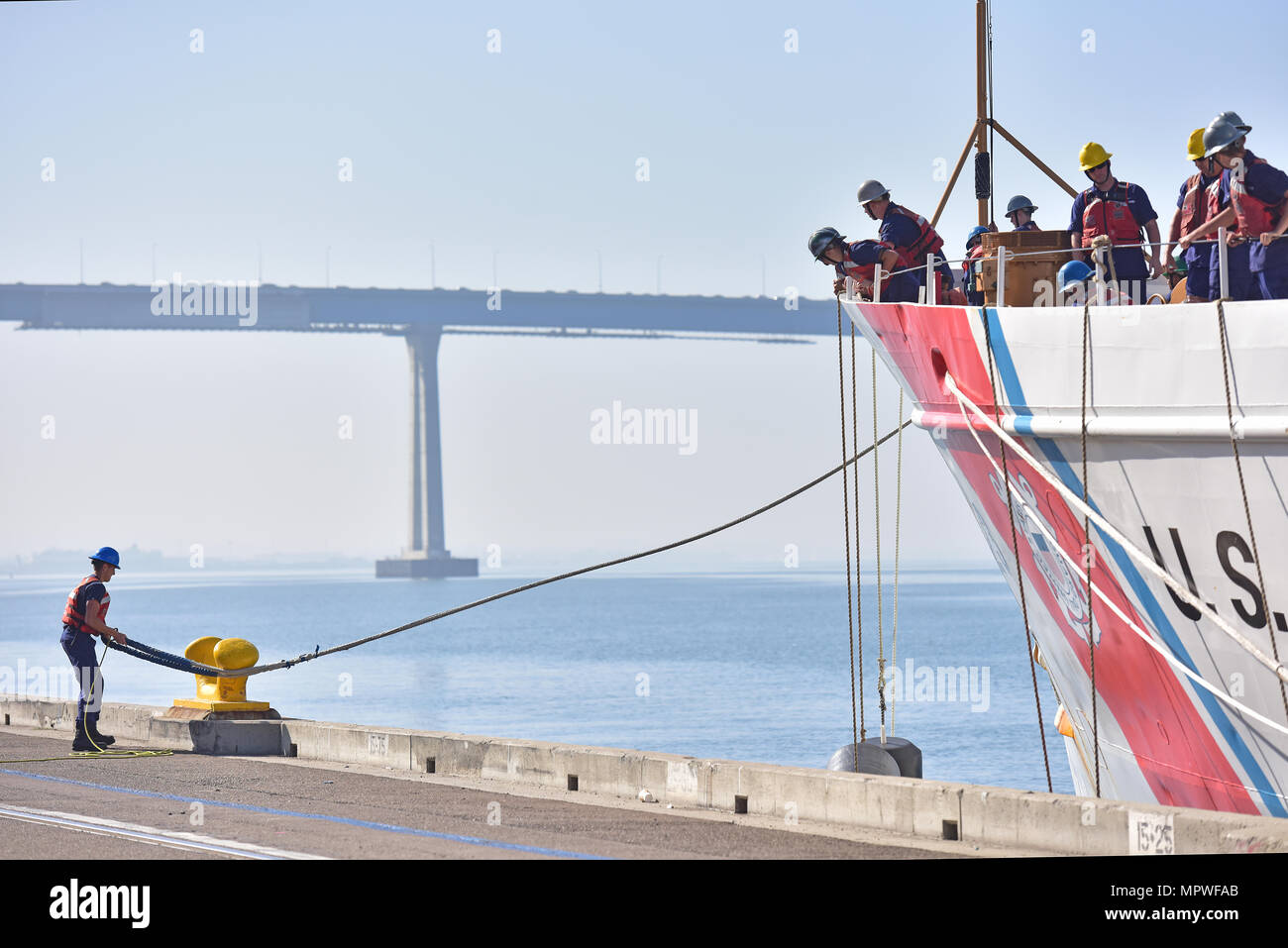 USCGC Steadfast (WMEC-623) ist ein Mittelstandmesser der Reliance-Klasse, der von der United States Coast Guard betrieben wird. Das Archivbild dokumentiert Besatzungsmitglieder, die am 20. April 2017 im 10th Avenue Marine Terminal in San Diego Festmacheranlegestellen handhaben, nachdem eine Patrouille im östlichen Pazifik stattgefunden hatte, bei der fast 900 Pfund Schmuggelware beschlagnahmt wurden. Stockfoto