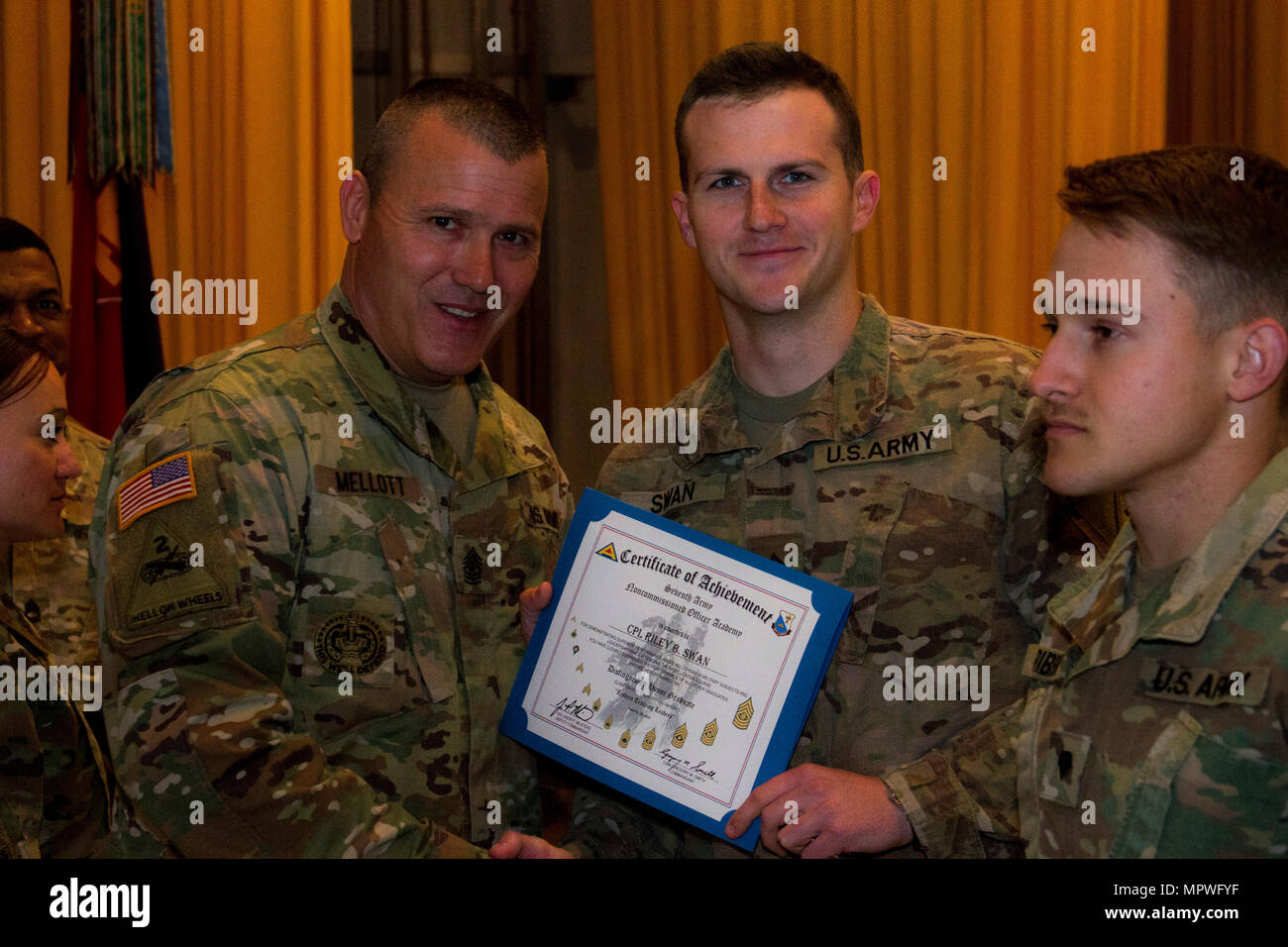 Command Sergeant Major Bret A. Mellott, die Senior meldete Führer des Joint Multinational Readiness Center in Deutschland, präsentiert CPL. Riley Swan, ein 45th Infanterie Brigade Combat Team Soldat, mit einer Ehrenurkunde für wird der distinguished Honor Absolvent der 7. Armee Training Befehl Unteroffizier Academy Leader Grundkurs 704-17 am Yavoriv Combat Training Center auf der internationalen Friedenssicherung und Security Center statt , in der Nähe von Yavoriv, Ukraine, am 22. April. (Foto von Sgt. Anthony Jones, 45. Infanterie Brigade Combat Team) Stockfoto