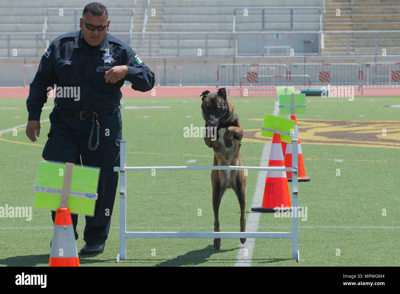 Polizeichef Basilio Quiroga, Abteilung von Mexiko Polizei Hundestaffel, läuft seine Hunde, Definin, durch ein Hindernis für die 1. jährlichen Stadt von Oceanside öffentliche Sicherheit Messe am El Camino High School Football Feld in Oceanside, Kalifornien, 22. April 2017. (Foto: U.S. Marine Corps Lance Cpl. Brooke Woods) Stockfoto