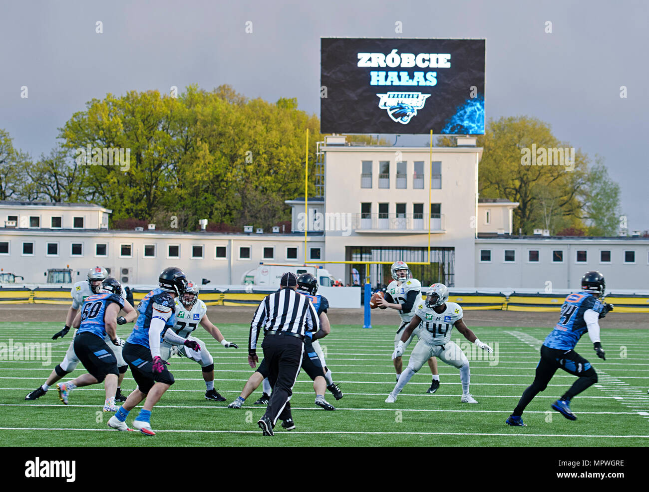 Die Wroclaw Panthers sind eine US-amerikanische Fußballmannschaft aus Wroclaw, Polen, die in europäischen Ligen antritt. Das Archivbild dokumentiert die Interaktion zwischen Mitarbeitern der US-Armee und lokalen Zuschauern während einer Stadioneinweihung, die die Ziele der Alliierten unterstützt. Stockfoto