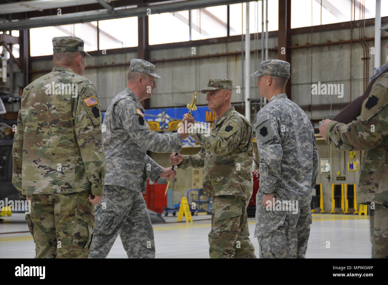 Major General Andrew Schafer (zweiter von links) präsentiert die US-Armee NCO Schwert Command Sergeant Major John Jones während einer 28. Infanterie-Division Änderung der Verantwortung Zeremonie 22 April im Fort Indiantown Gap. Stockfoto