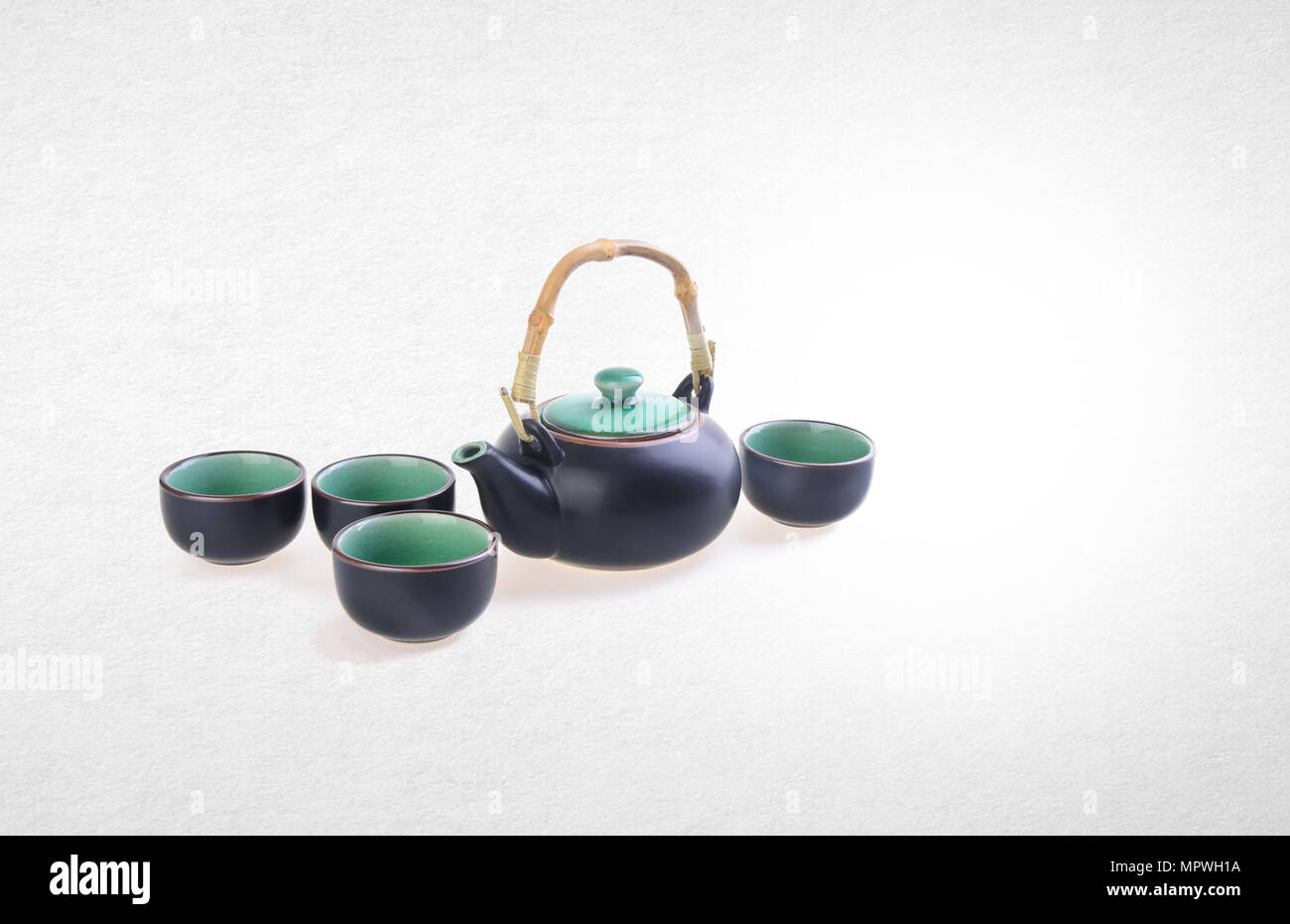 Chinesischer Tee mit Tassen und Kaffee Topf auf Hintergrund einstellen. Stockfoto