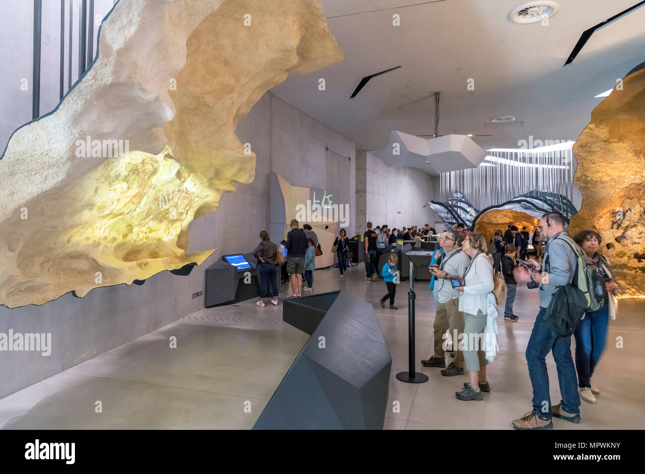 Besucher in L'Atelier de Lascaux (Studio), Internationales Zentrum für Kunst und Höhle (IV), Montignac Lascaux, Dordogne, Frankreich Stockfoto