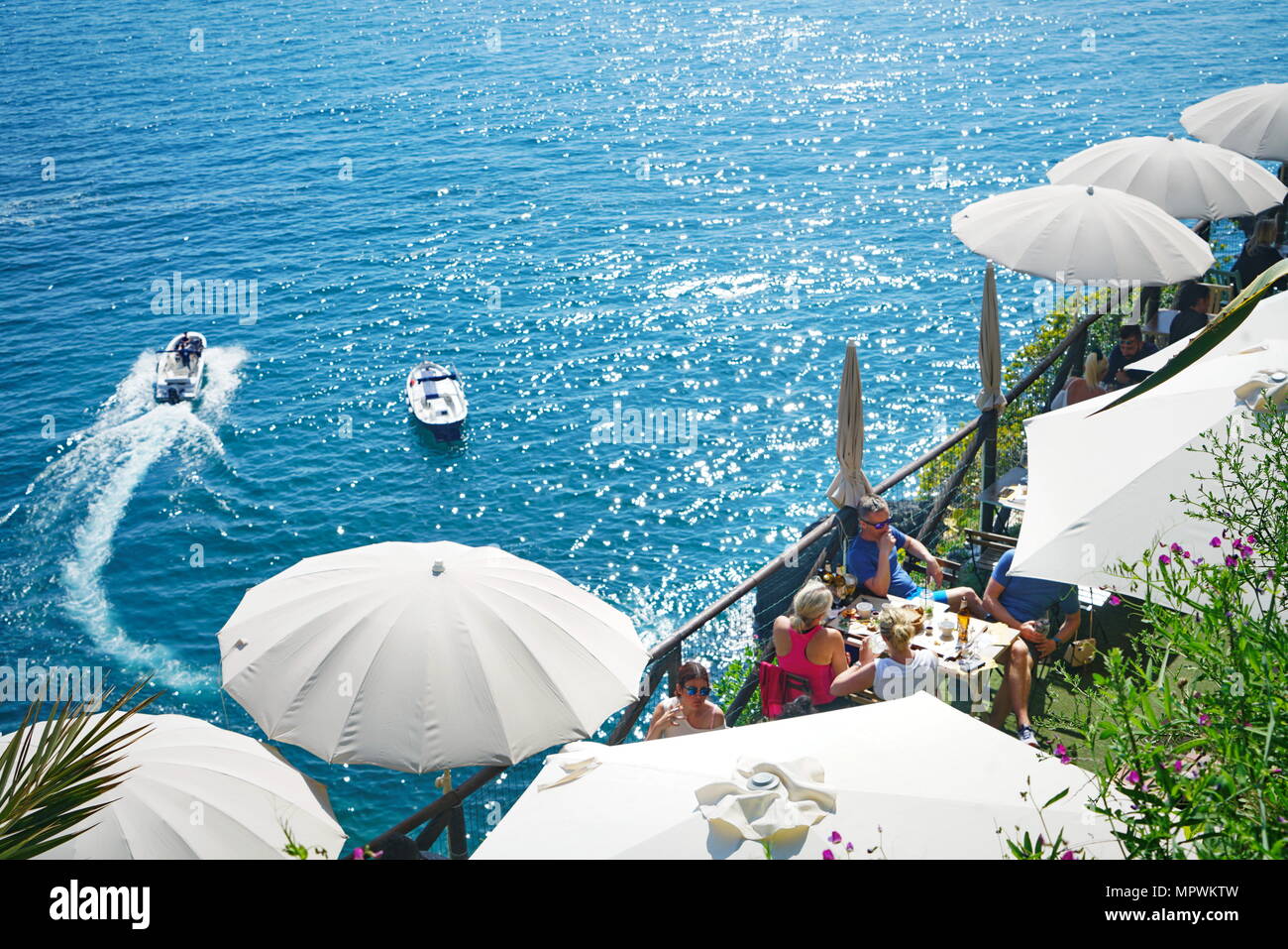 Bar Restaurant an der Küste von Cinque Terre Nationalpark in Italien. Manarola, Italien - April 2018 Stockfoto