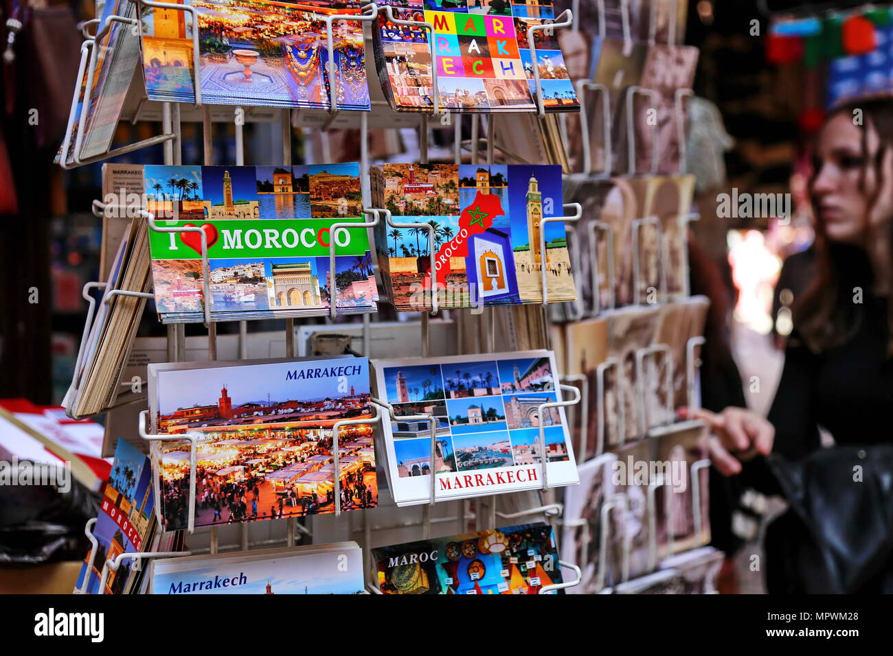 Marrakesch, Marokko - 7. März 2016: eine Postkarte Anzeige in einer Gasse der Medina Stockfoto