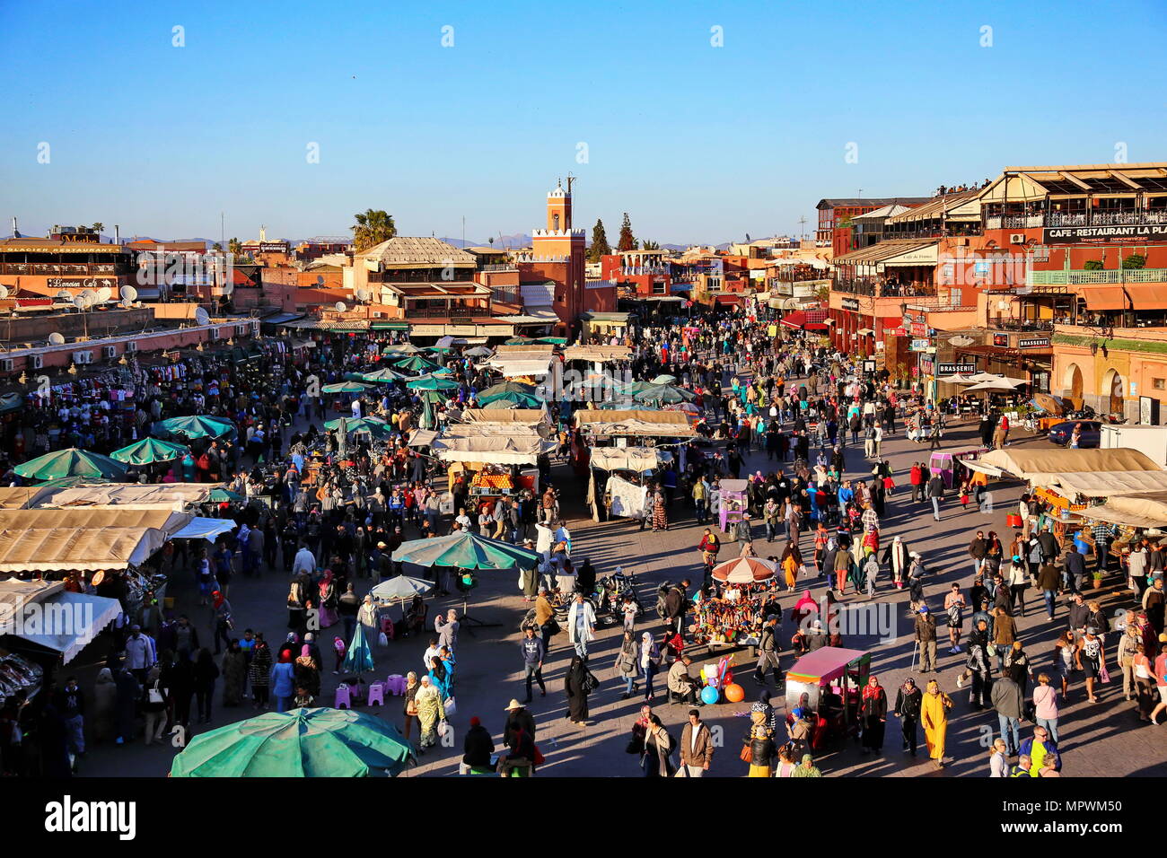 Marrakesch, Marokko - 7. März 2016: berühmten Place Jemaa el Fna voll in der Abenddämmerung. Marrakesch, Marokko Stockfoto