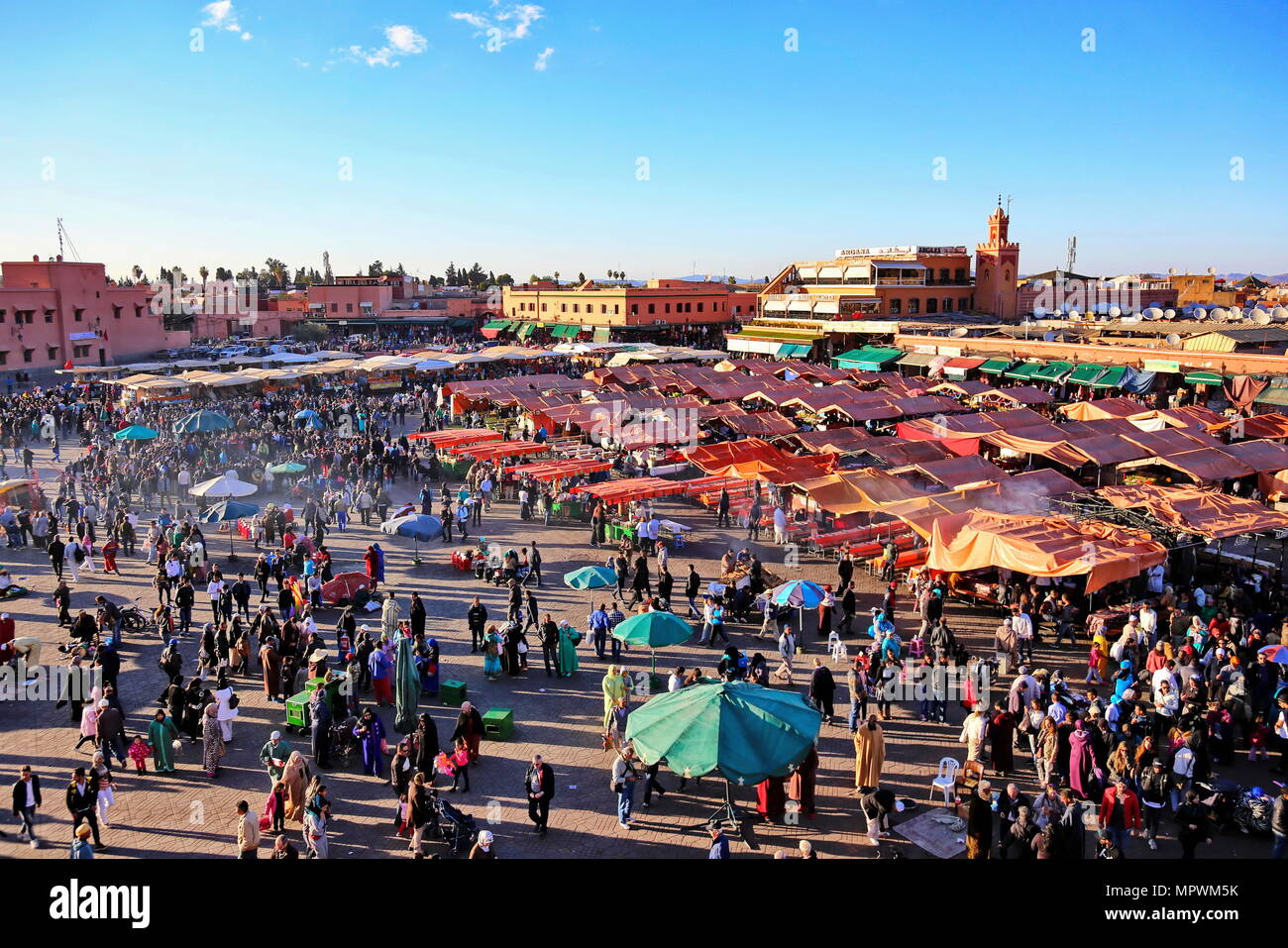 Marrakesch, Marokko - 7. März 2016: berühmten Place Jemaa el Fna voll in der Abenddämmerung. Marrakesch, Marokko Stockfoto