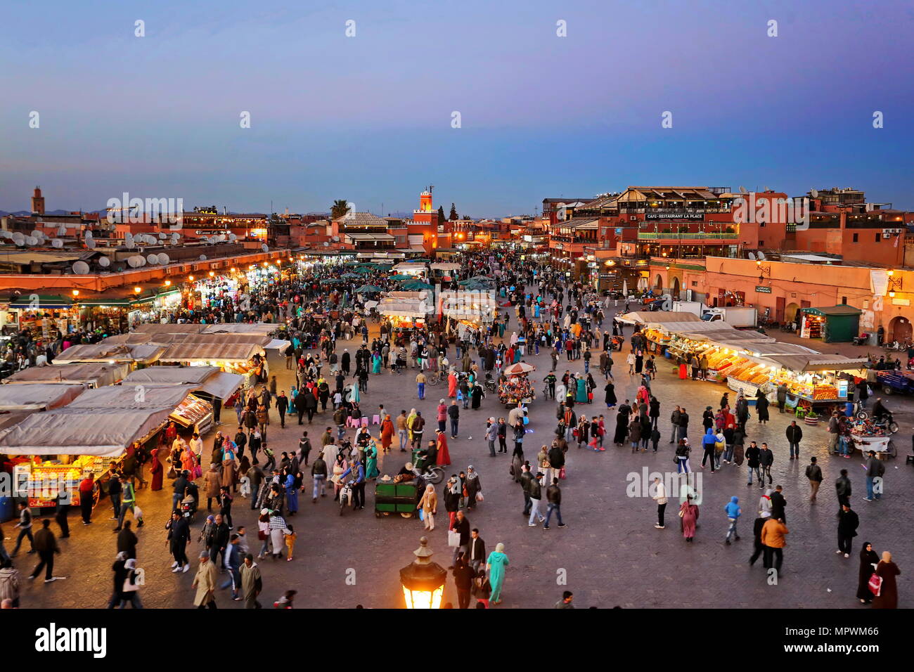 Marrakesch, Marokko - 7. März 2016: berühmten Place Jemaa el Fna voll in der Abenddämmerung. Marrakesch, Marokko Stockfoto