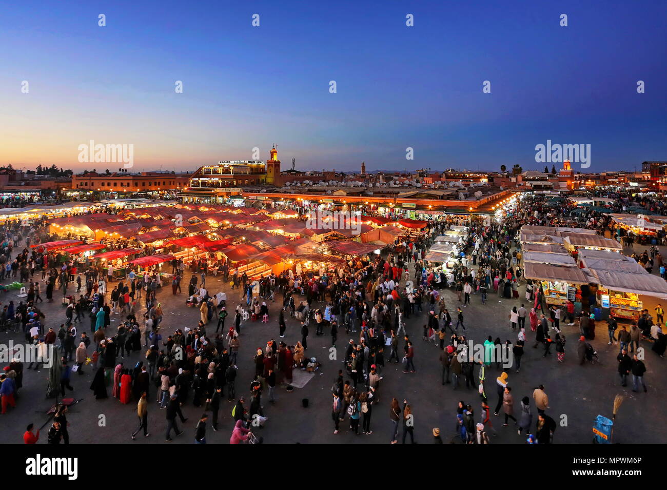 Marrakesch, Marokko - 7. März 2016: berühmten Place Jemaa el Fna voll in der Abenddämmerung. Marrakesch, Marokko Stockfoto