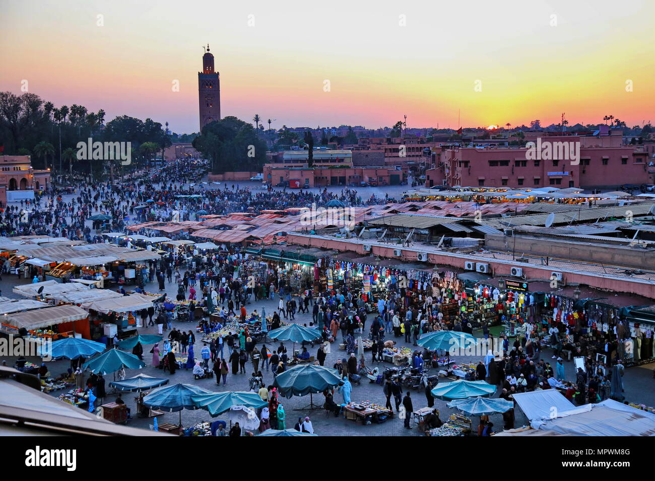 Marrakesch, Marokko - 7. März 2016: berühmten Place Jemaa el Fna voll in der Abenddämmerung. Marrakesch, Marokko Stockfoto